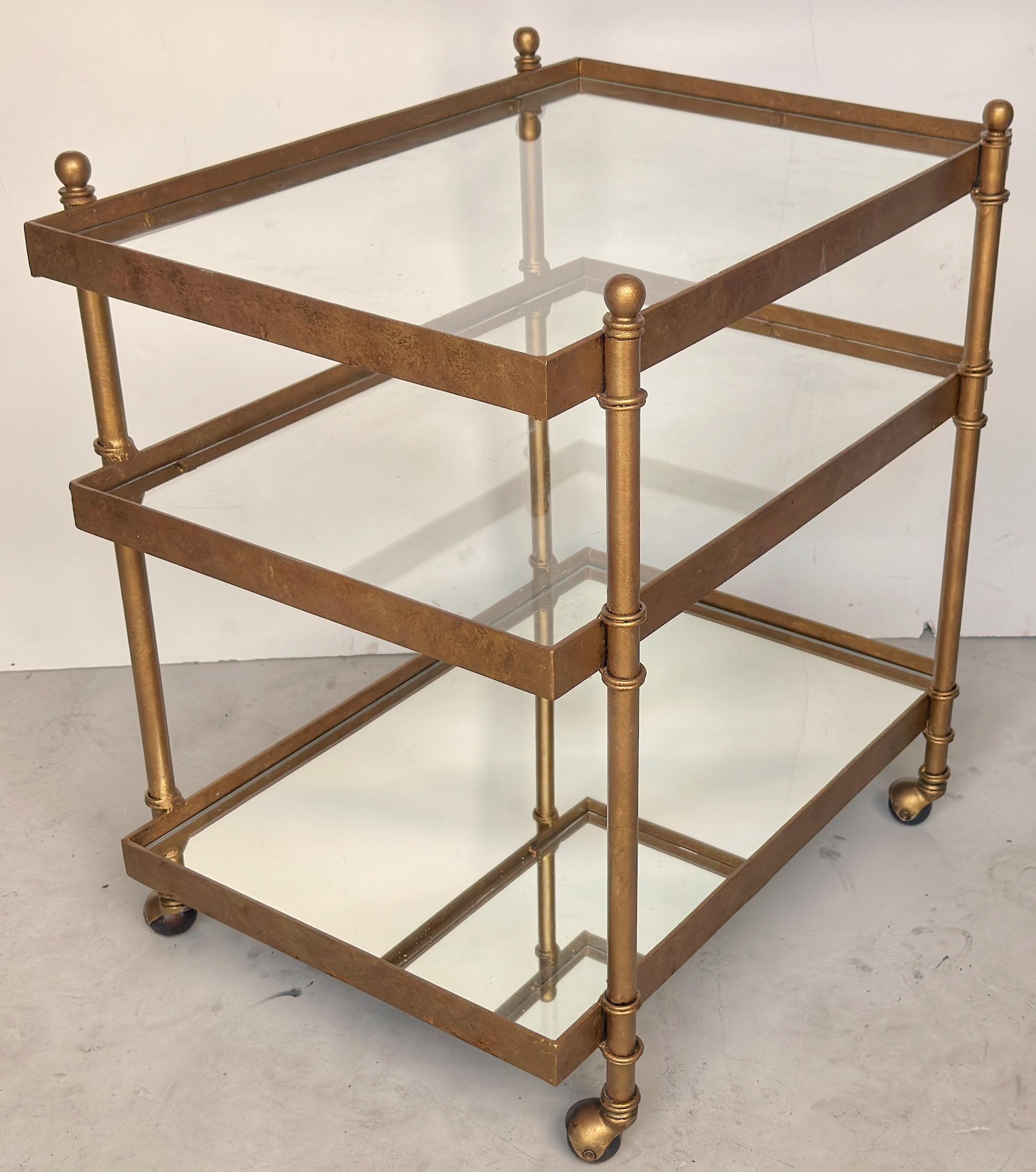 Dorato Carrello da bar moderno francese in ottone e vetro con ripiano inferiore a specchio, circa anni '70 in vendita