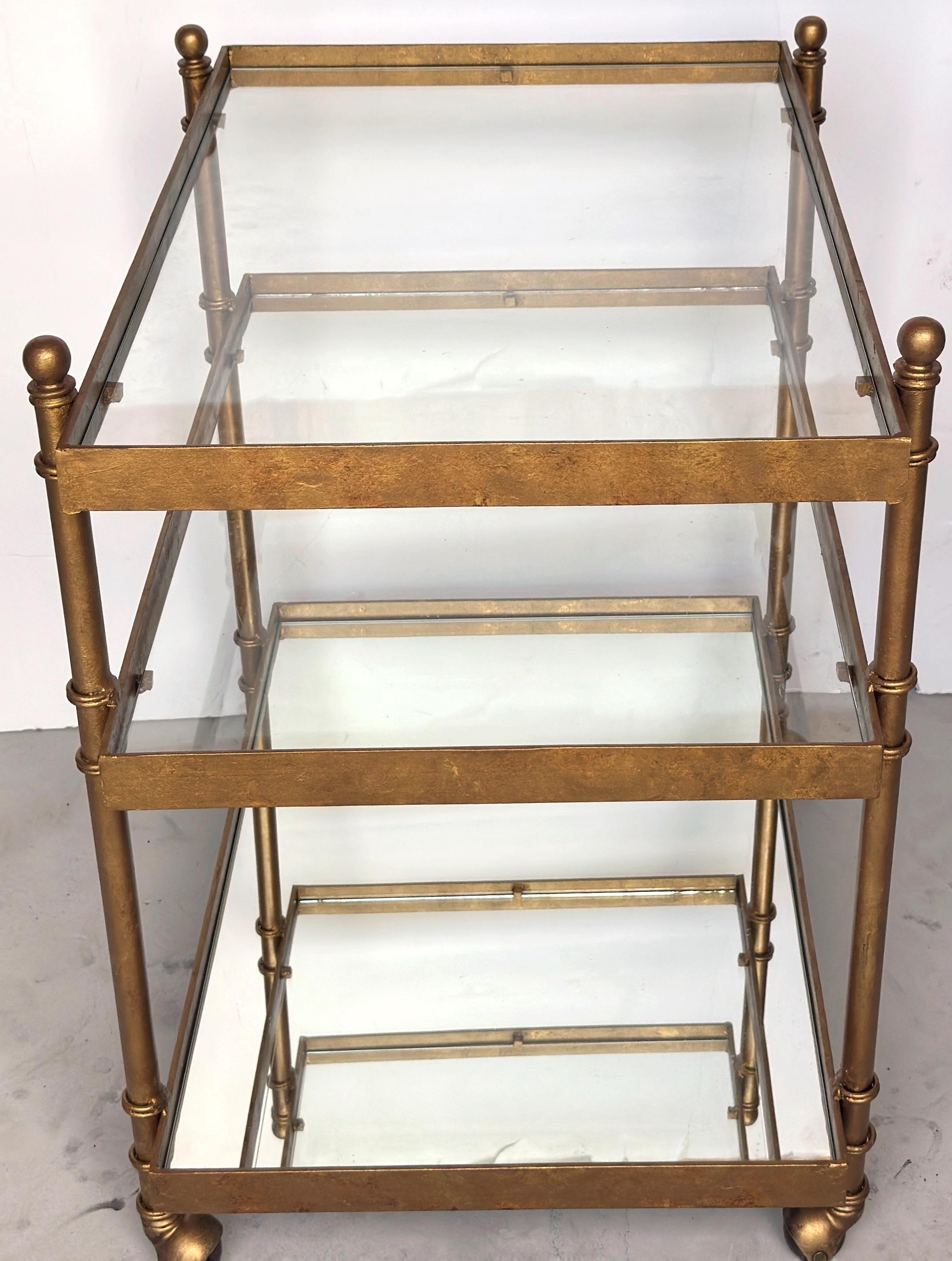 Carrello da bar moderno francese in ottone e vetro con ripiano inferiore a specchio, circa anni '70 In condizioni buone in vendita a West Palm Beach, FL