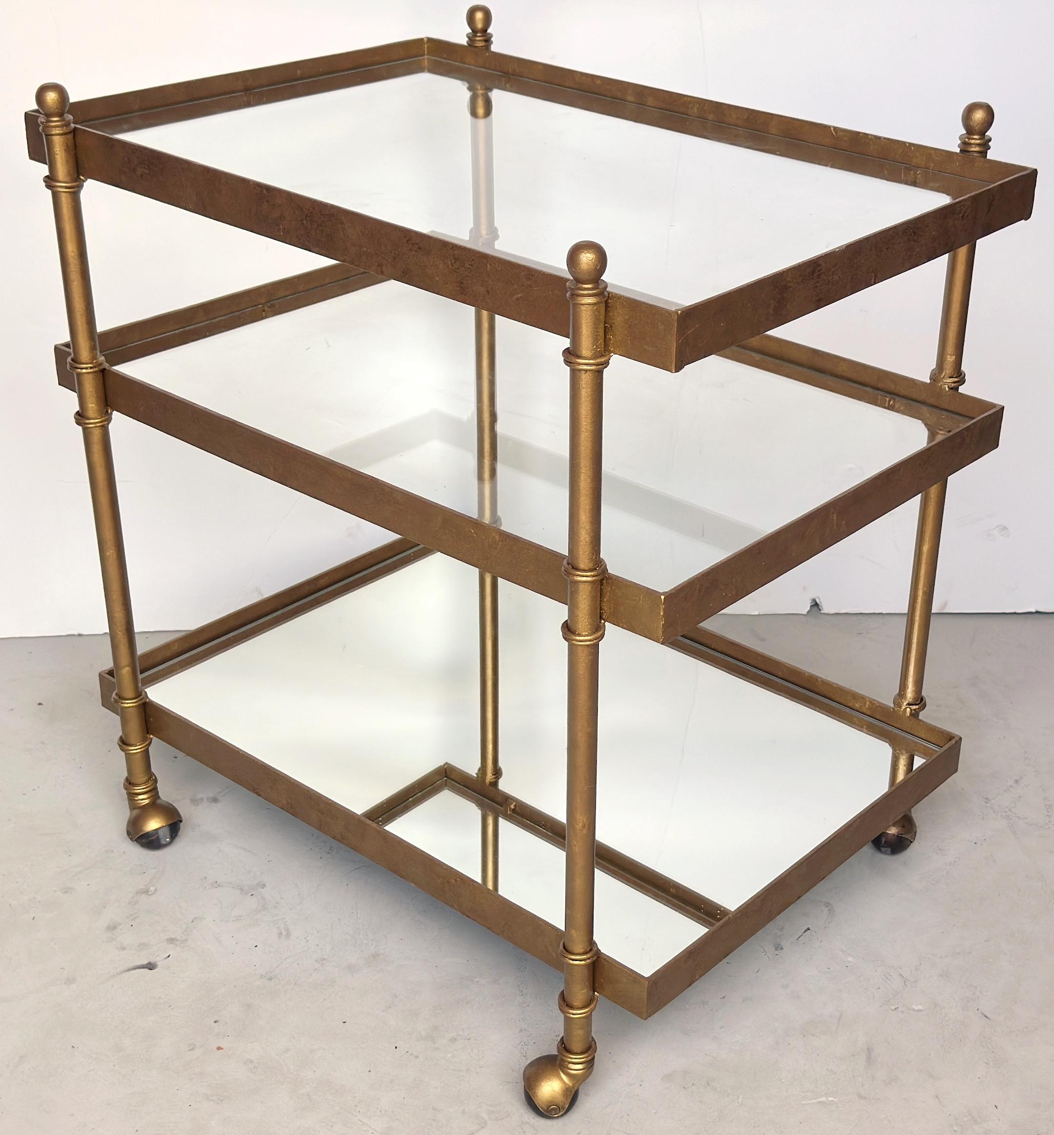 XX secolo Carrello da bar moderno francese in ottone e vetro con ripiano inferiore a specchio, circa anni '70 in vendita