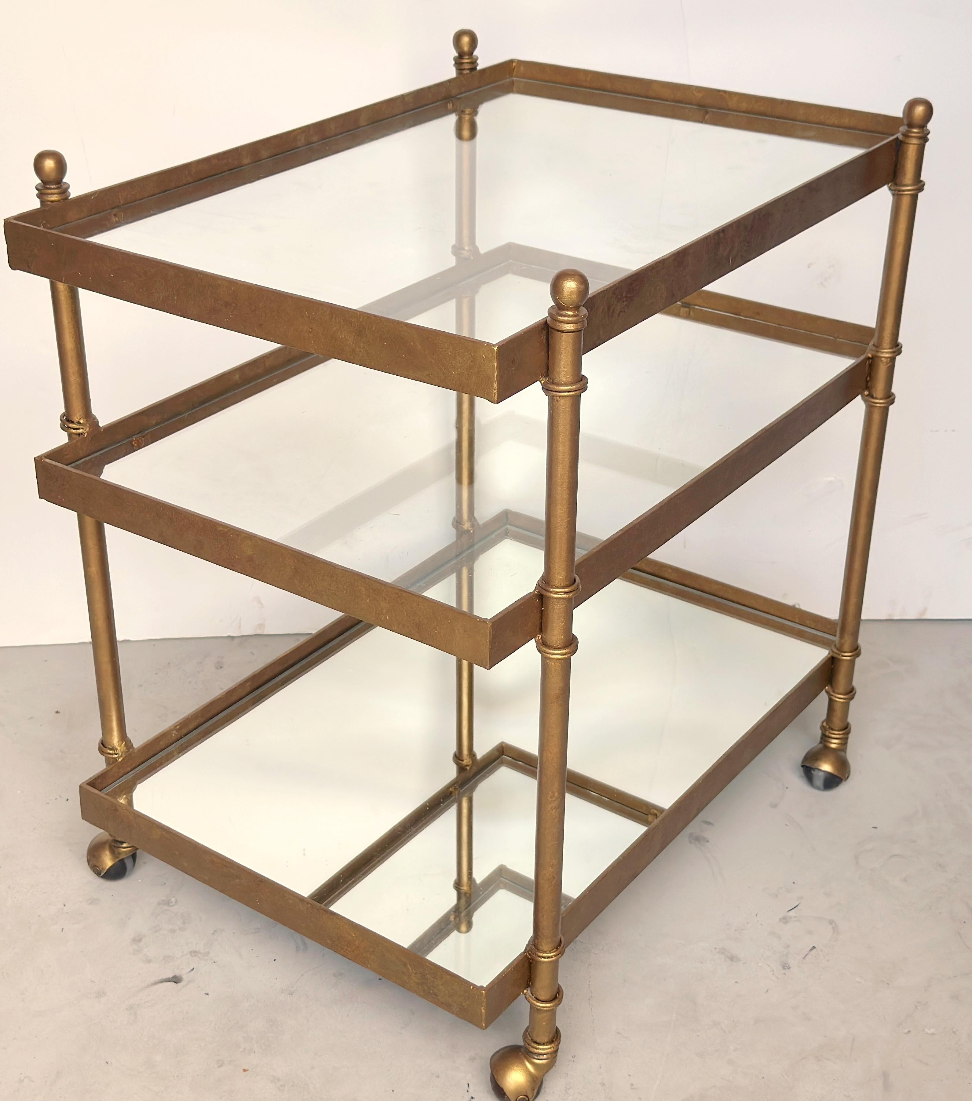 Metallo Carrello da bar moderno francese in ottone e vetro con ripiano inferiore a specchio, circa anni '70 in vendita