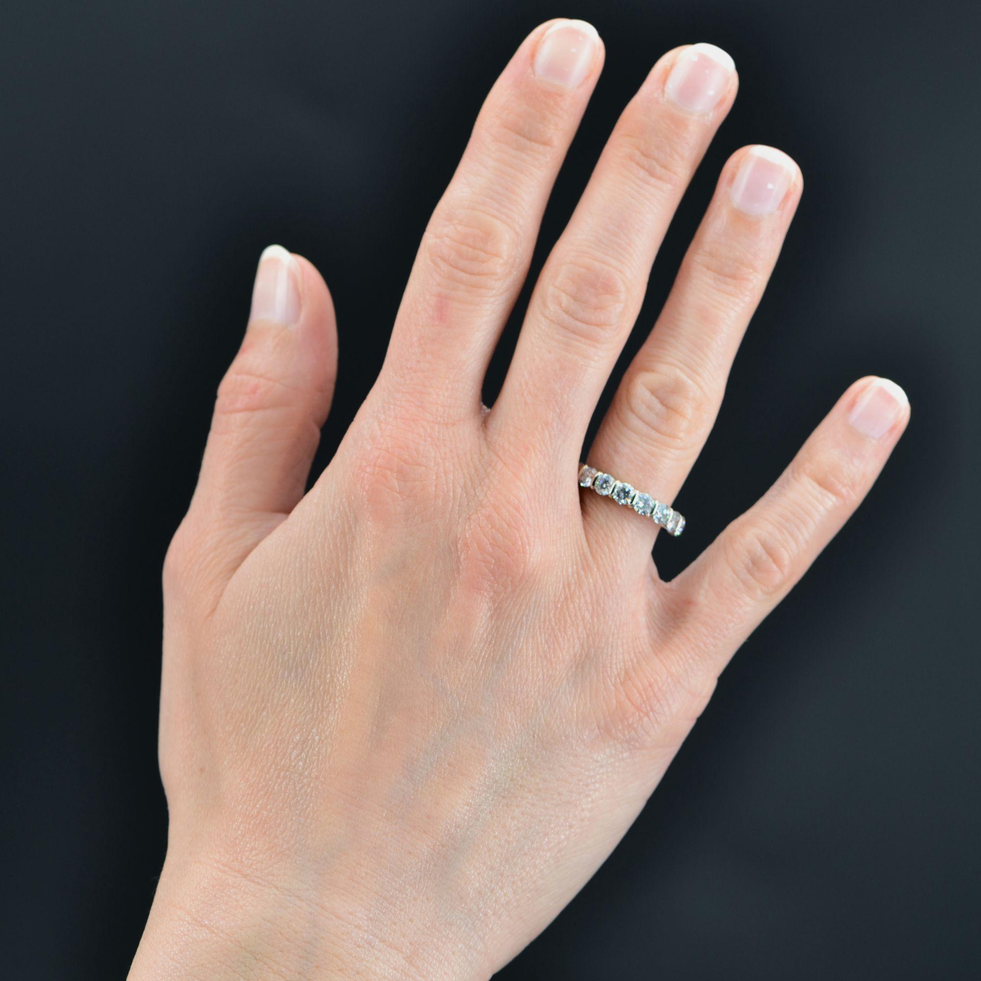 Ring aus 18 Karat Weißgold, Adlerkopfpunze.
Der Ring aus zweiter Hand ist auf der Oberseite mit 8 modernen Diamanten im Brillantschliff verziert, die durch Goldstäbe voneinander getrennt sind.
Gesamtgewicht der Diamanten: ca. 1,20 Karat.
Höhe: ca.