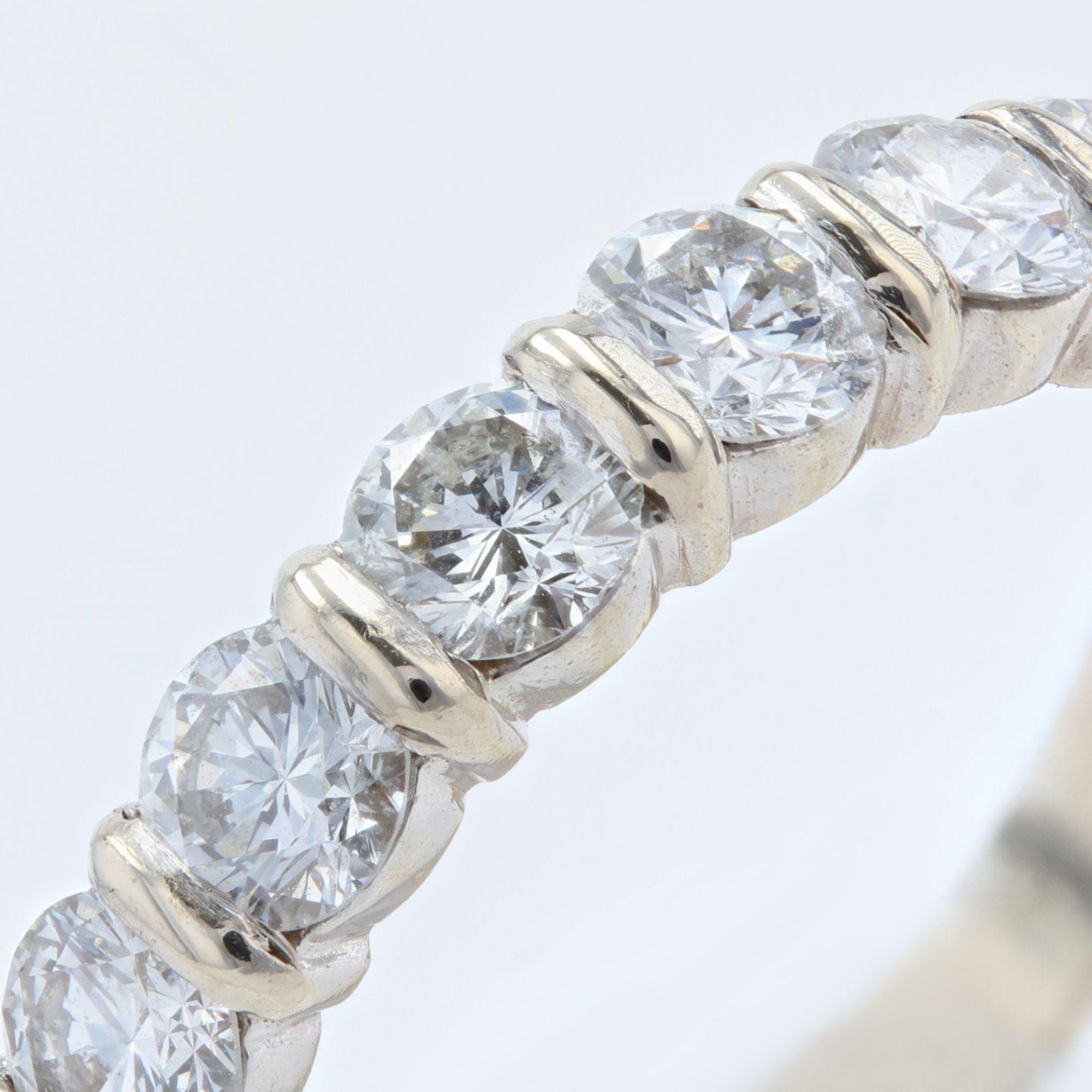 Franzsischer moderner halber Ehering aus 18 Karat Weigold mit Diamanten im Brillantschliff im Angebot 2