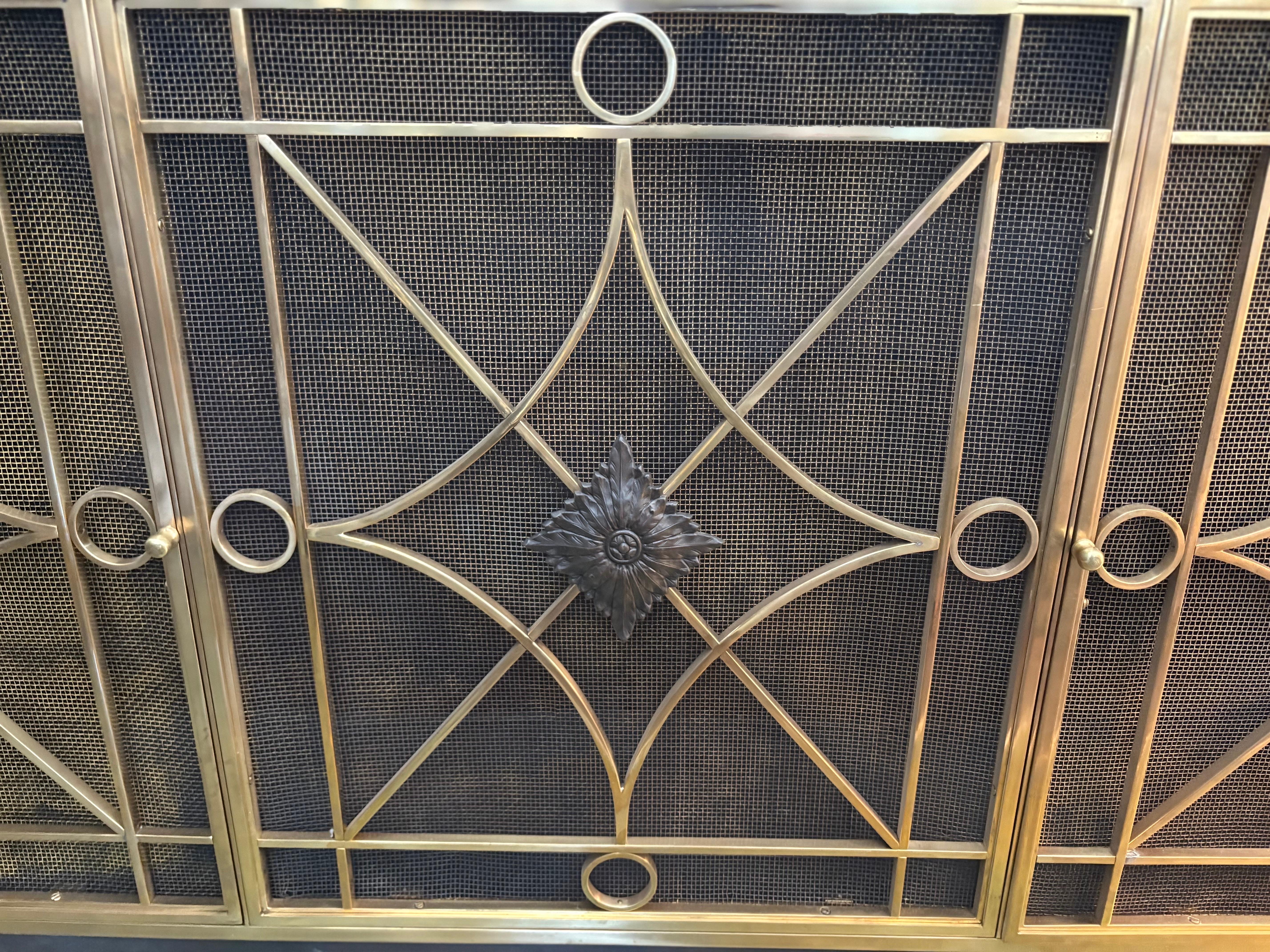 Armadio moderno francese in bronzo con piano in marmo in vendita 3