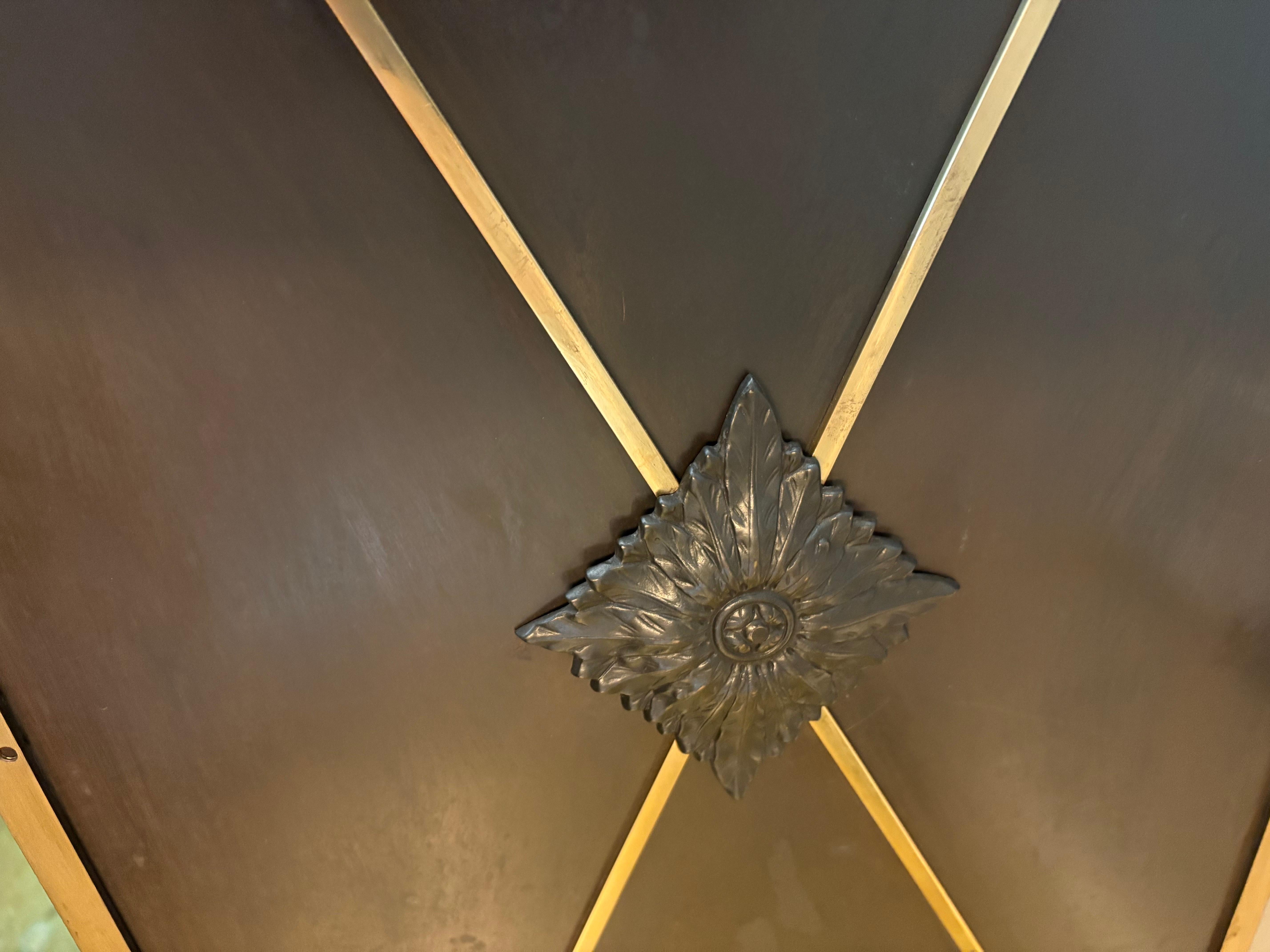 Armadio moderno francese in bronzo con piano in marmo in vendita 4