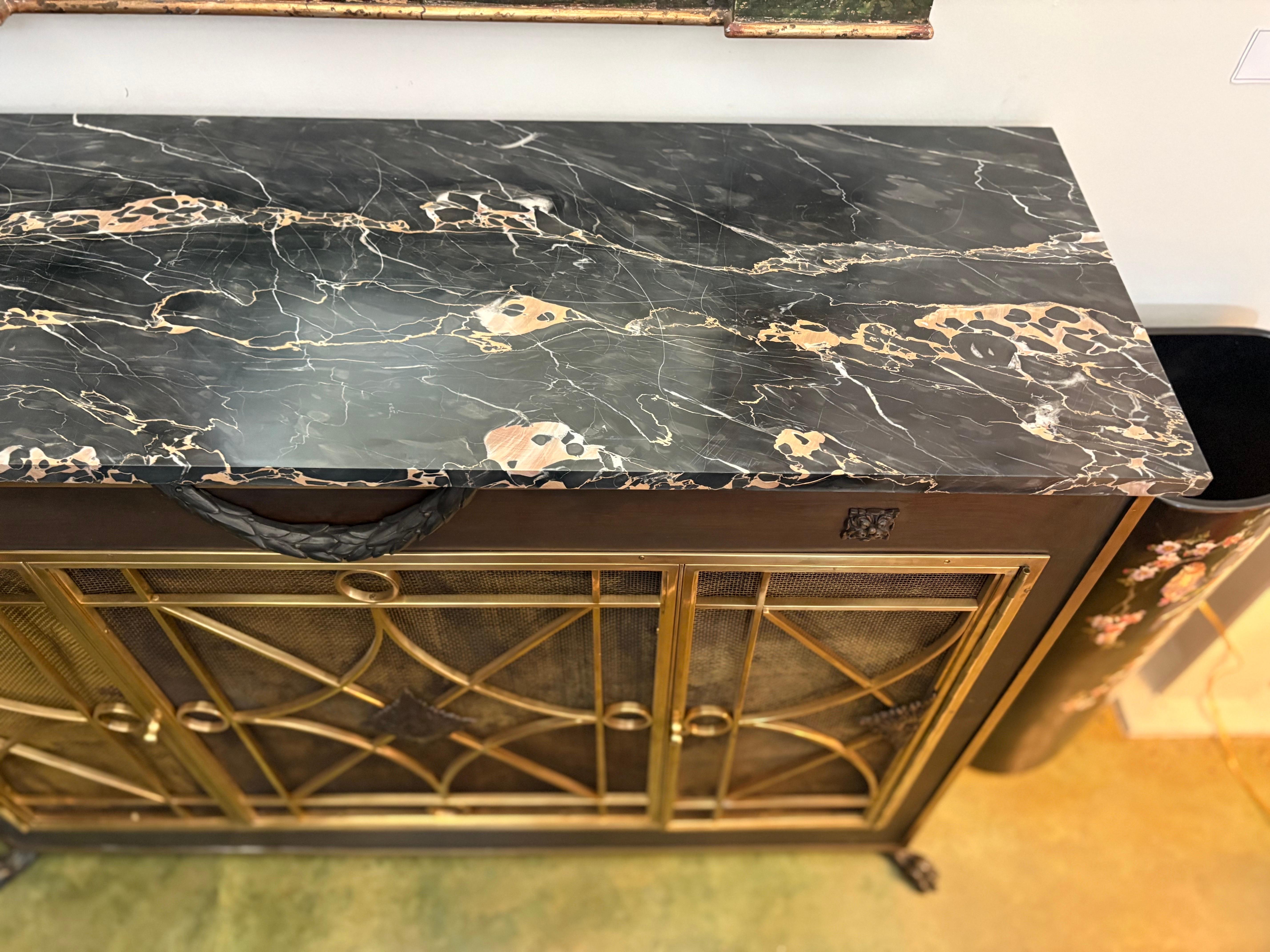 Armadio moderno francese in bronzo con piano in marmo in vendita 5