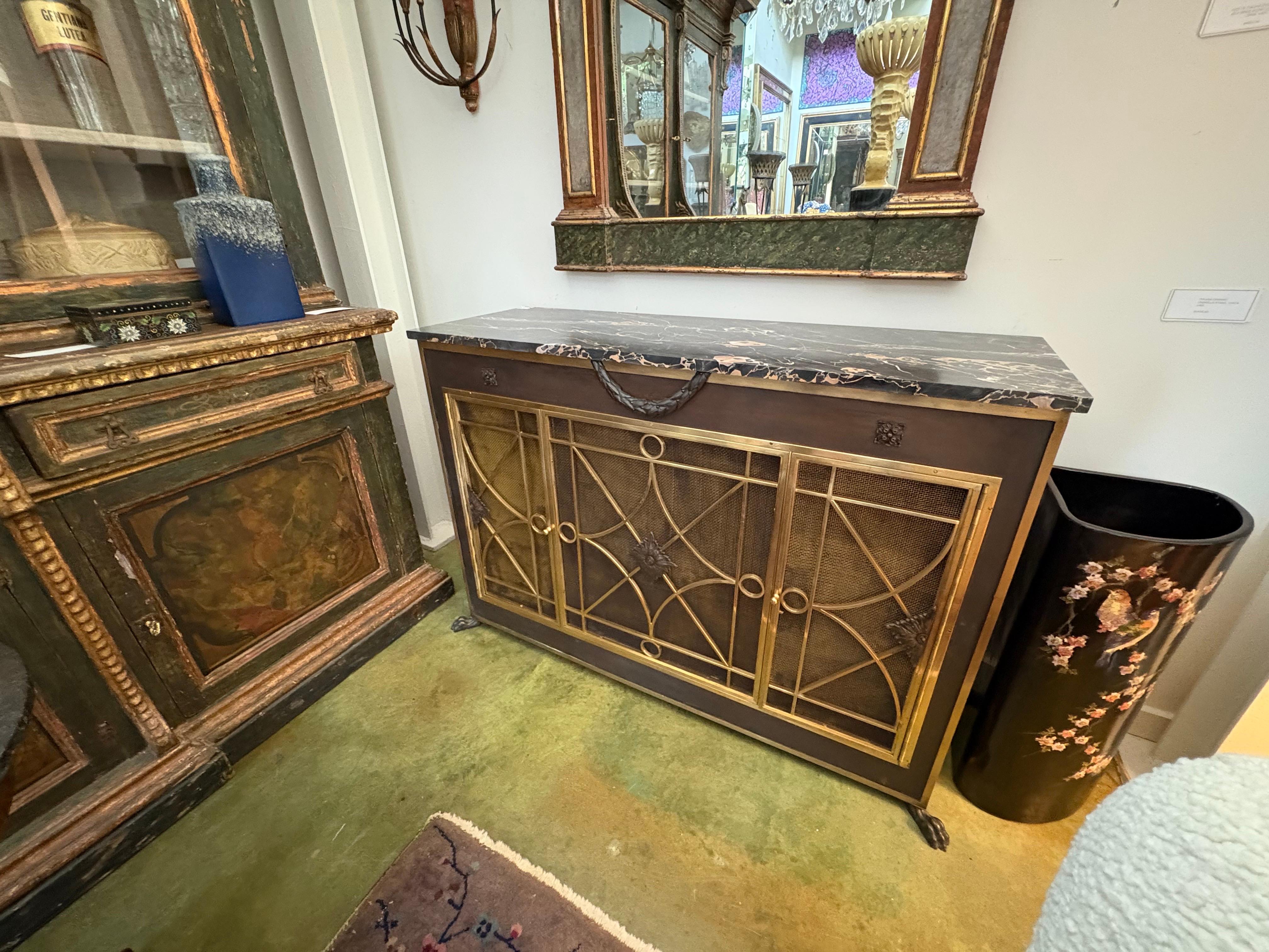 Armadio moderno francese in bronzo con piano in marmo in vendita 7