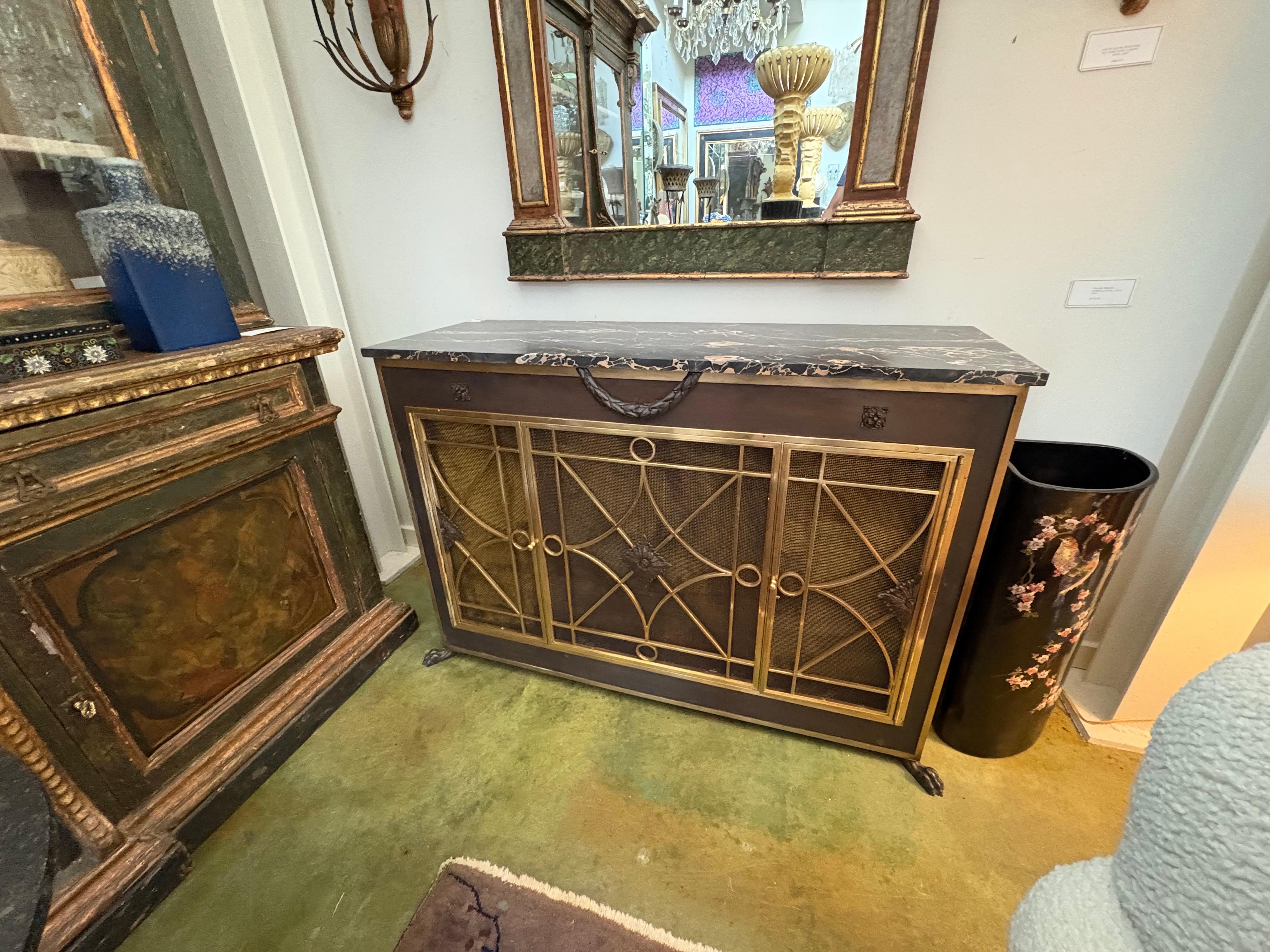 Armadio moderno francese in bronzo con piano in marmo in vendita 9