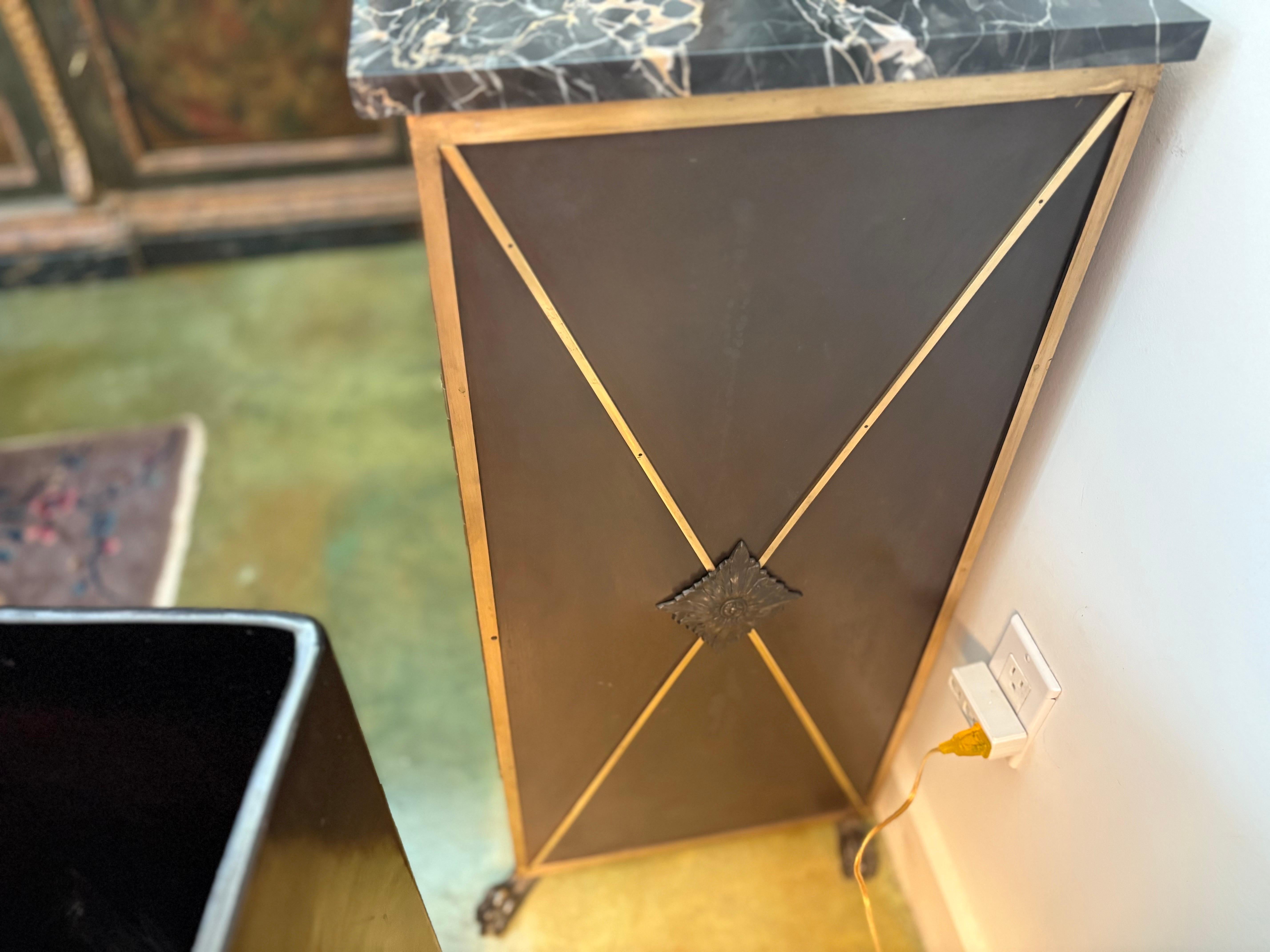 Armadio moderno francese in bronzo con piano in marmo in vendita 10