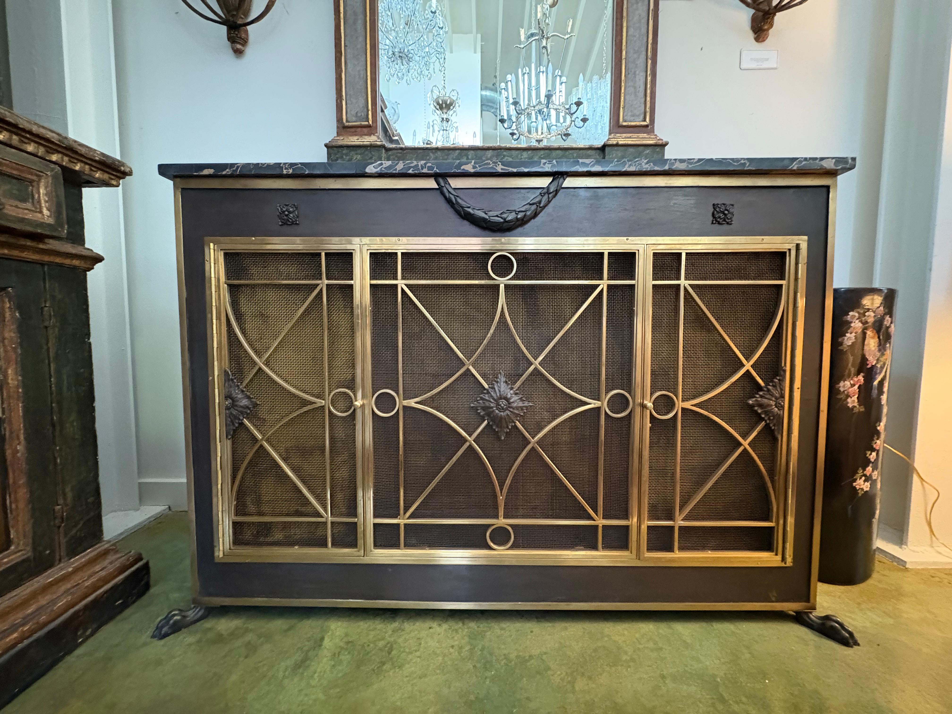 Mobile moderno francese in bronzo con piano in marmo.
In offerta c'è un insolito armadietto francese in stile neoclassico/Luigi XVI con splendidi dettagli, due porte e un bellissimo piano in marmo.
Un pezzo versatile, perfetto per un ingresso, un