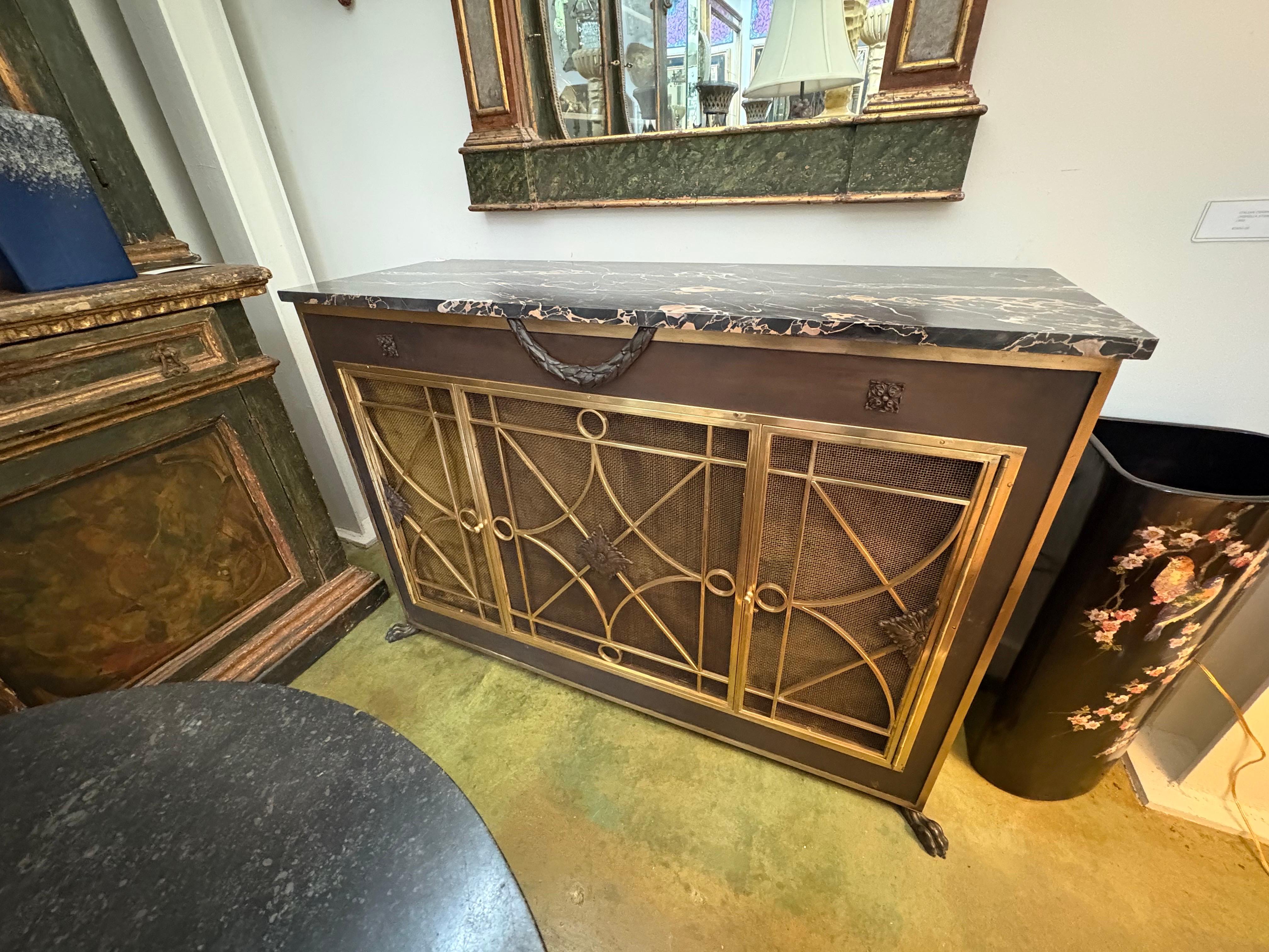 Neoclassico Armadio moderno francese in bronzo con piano in marmo in vendita