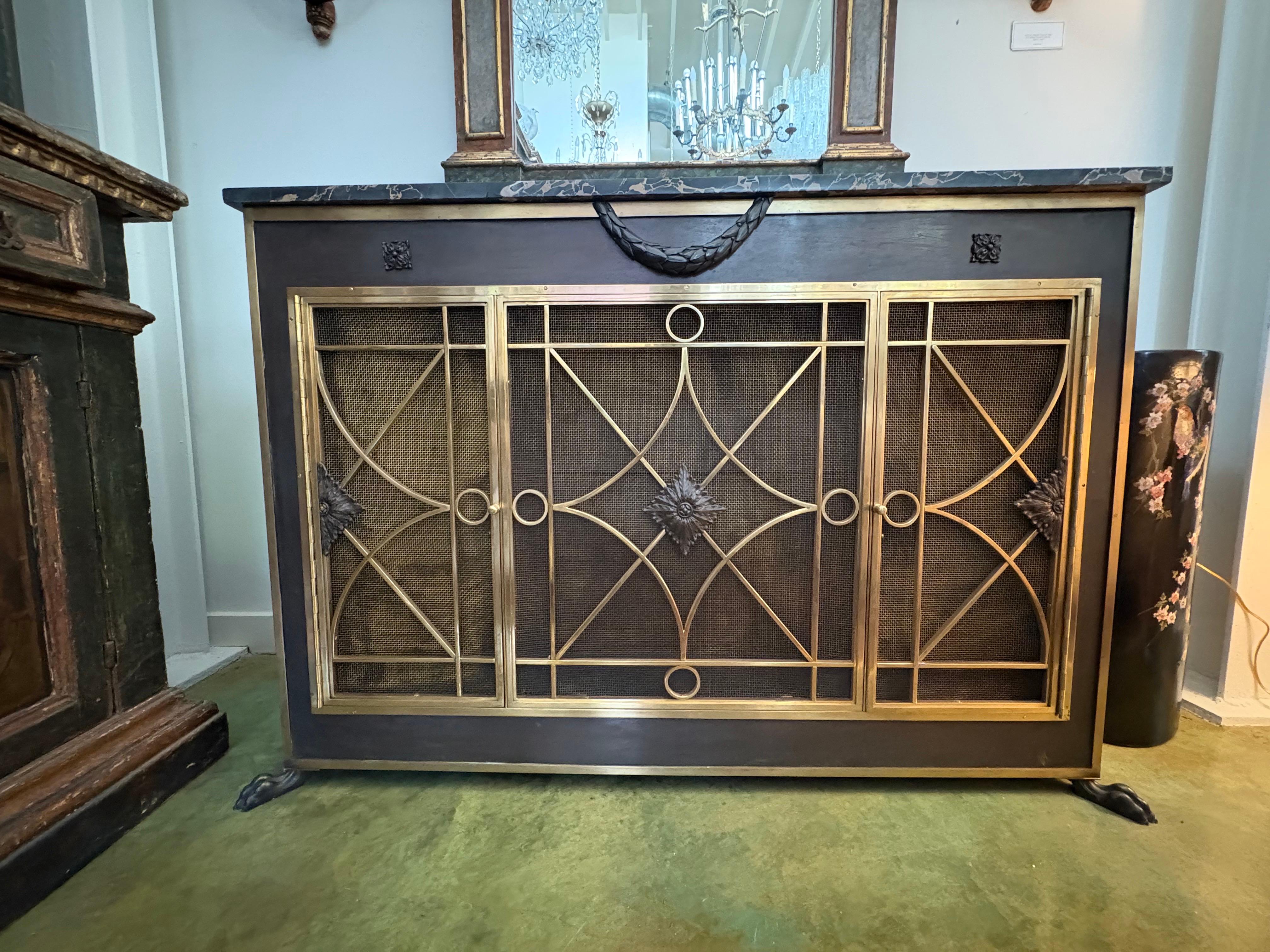 Armadio moderno francese in bronzo con piano in marmo In condizioni buone in vendita a Houston, TX