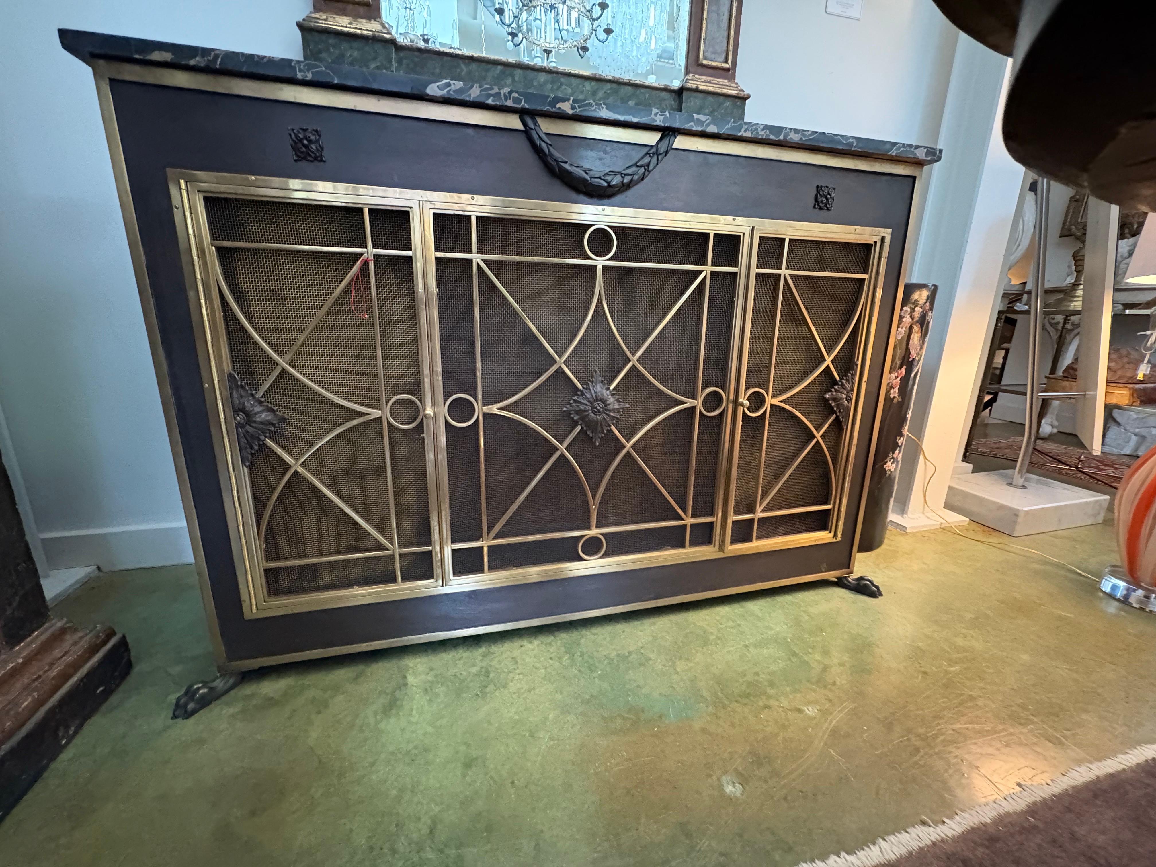 Metà XX secolo Armadio moderno francese in bronzo con piano in marmo in vendita