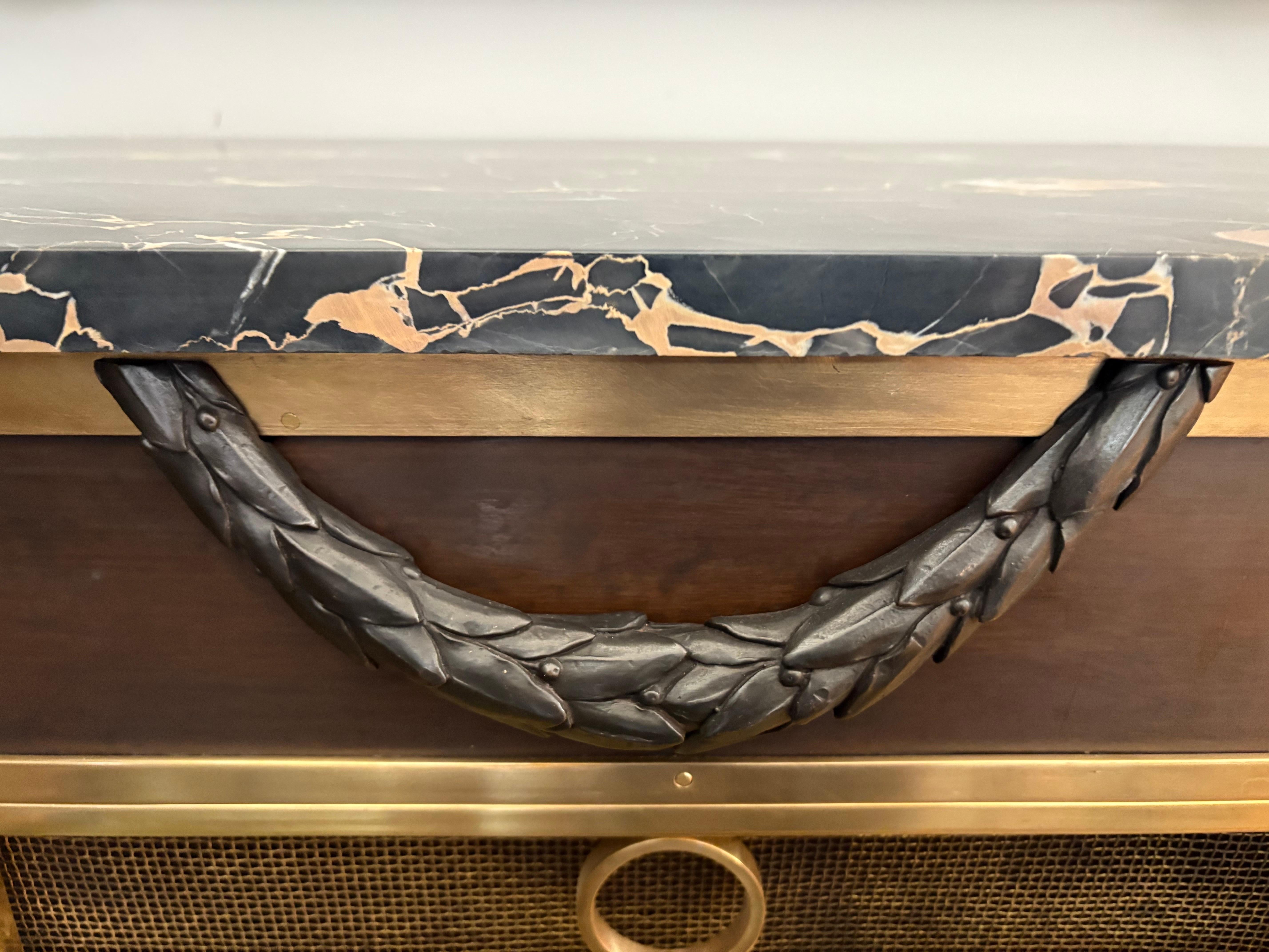 Armadio moderno francese in bronzo con piano in marmo in vendita 1