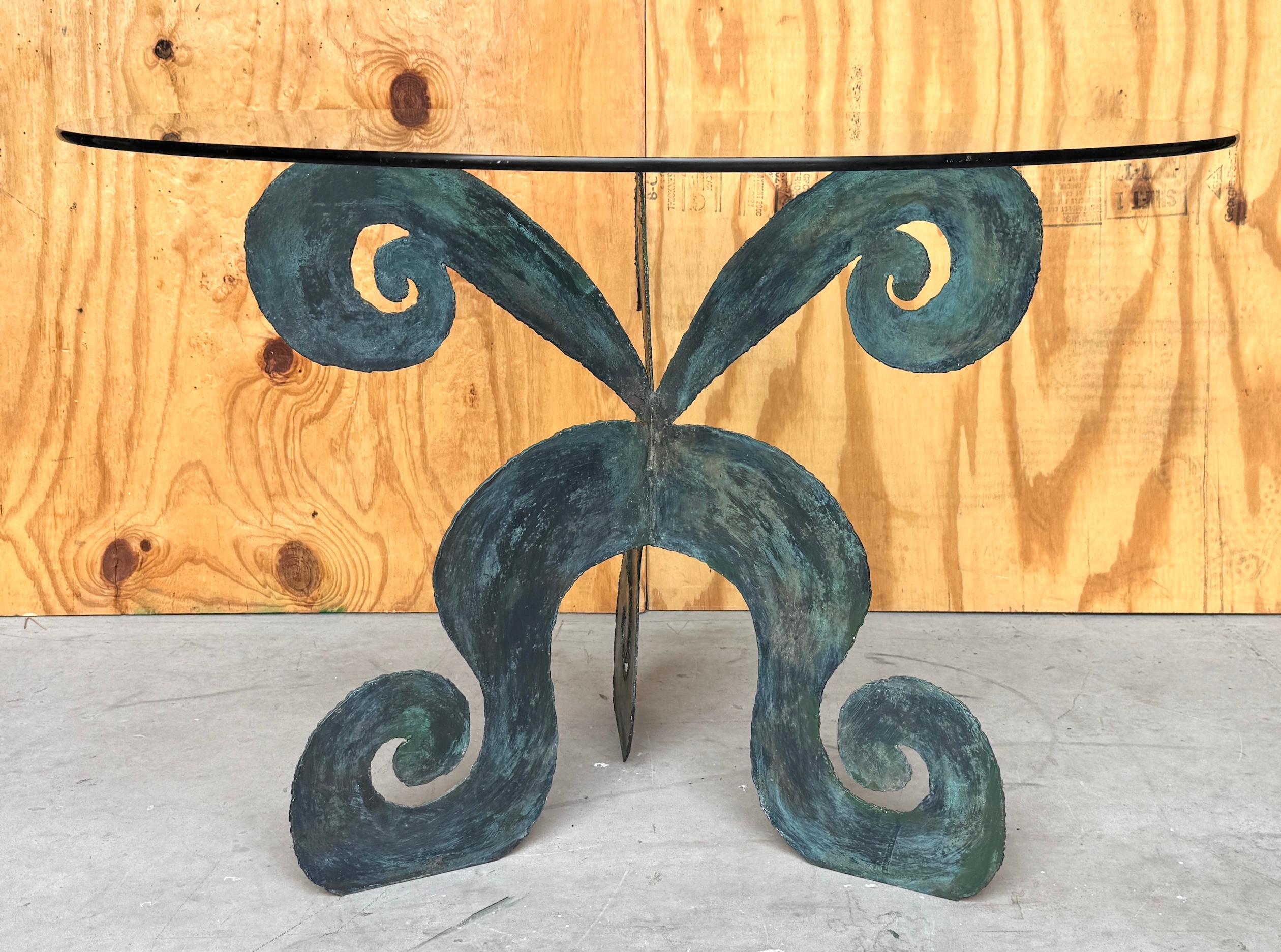 Französischer Moderner Bronzetisch mit dreiteiliger Schnecke, CIRCA 1980er Jahre (Geschmiedet) im Angebot