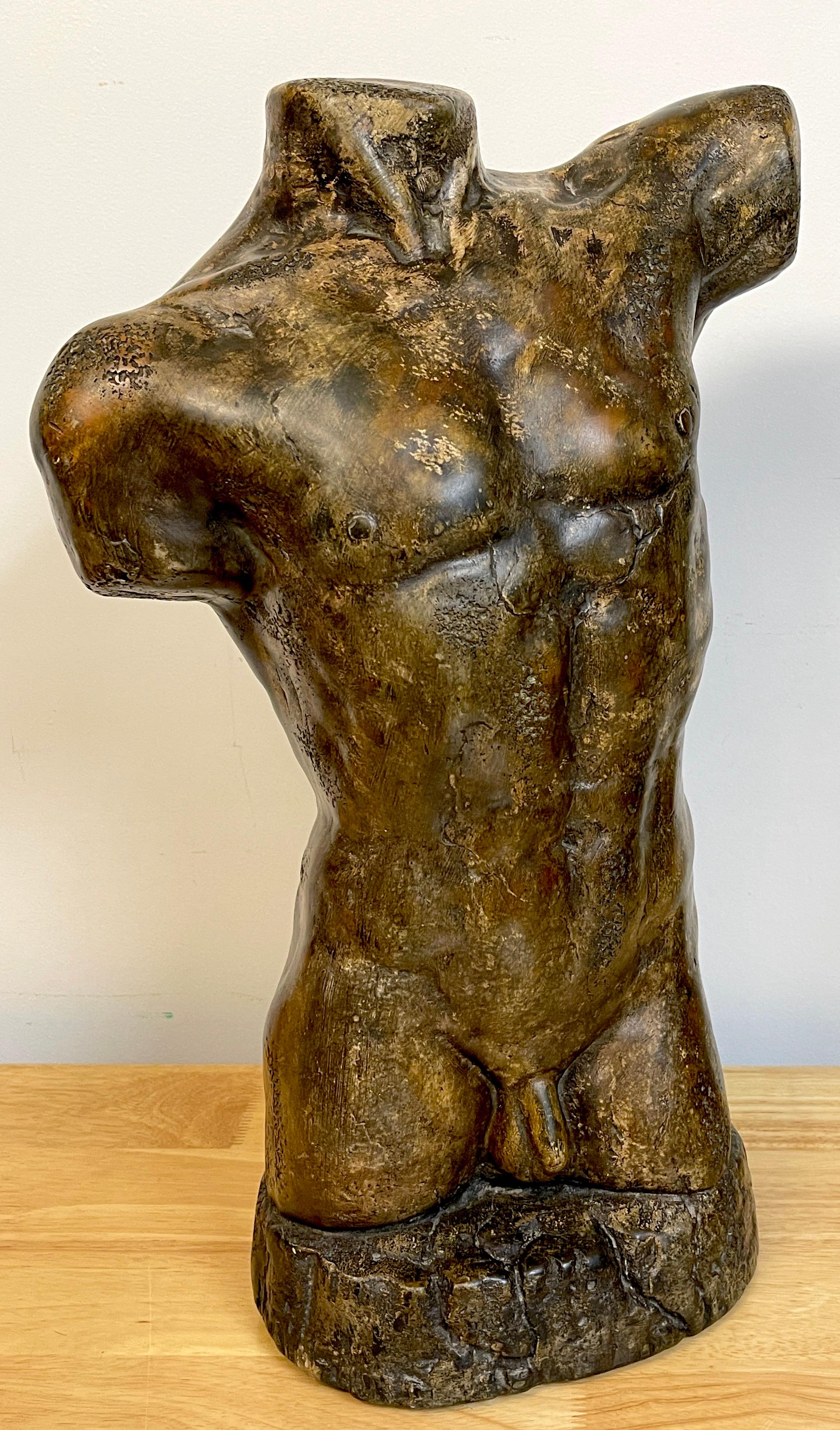 Scultura moderna francese in gesso bronzato di un torso maschile nudo in vendita 7