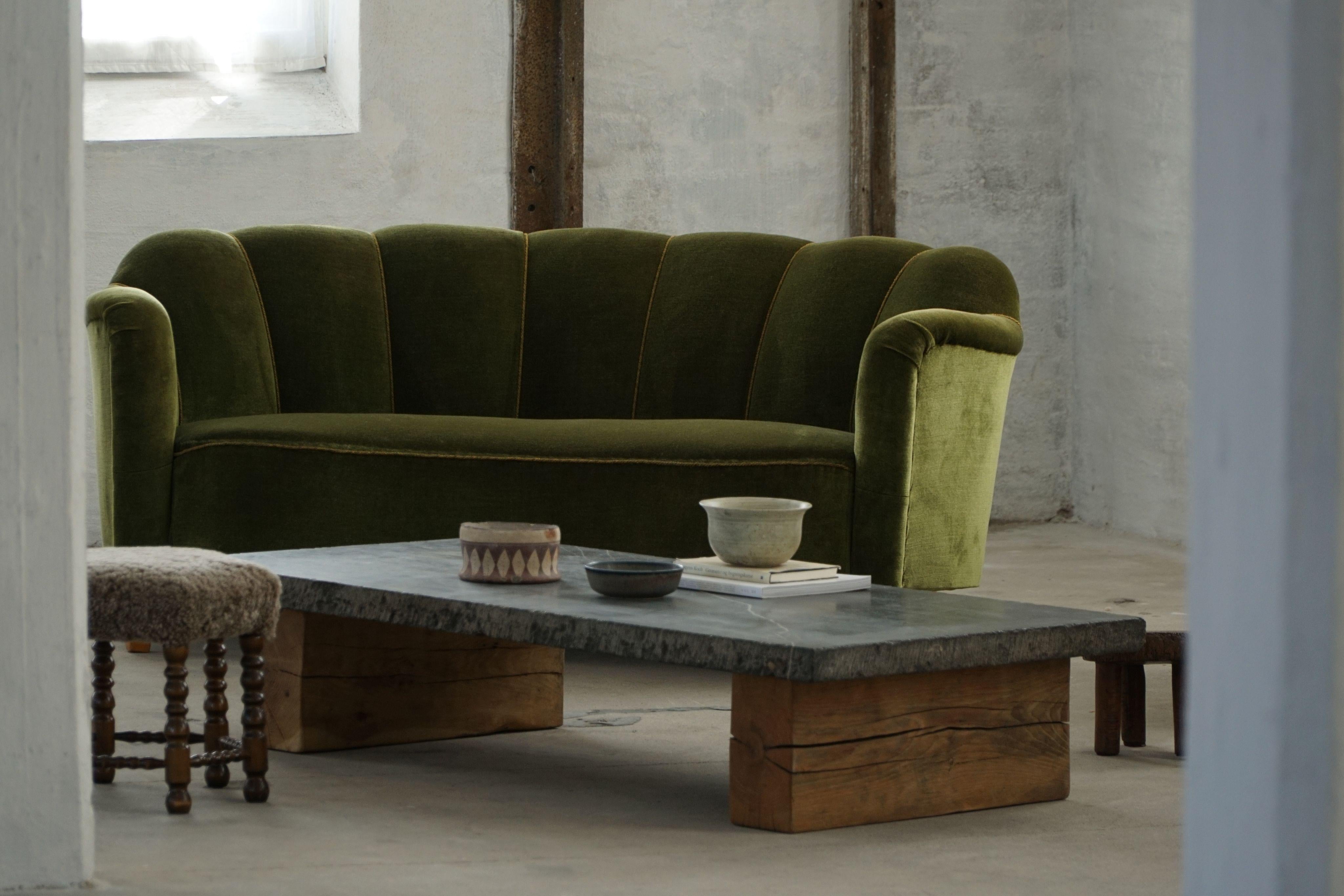 French Modern, Brutalist Stone Slab Coffee Table with Solid Wooden Legs, 1960s For Sale 7
