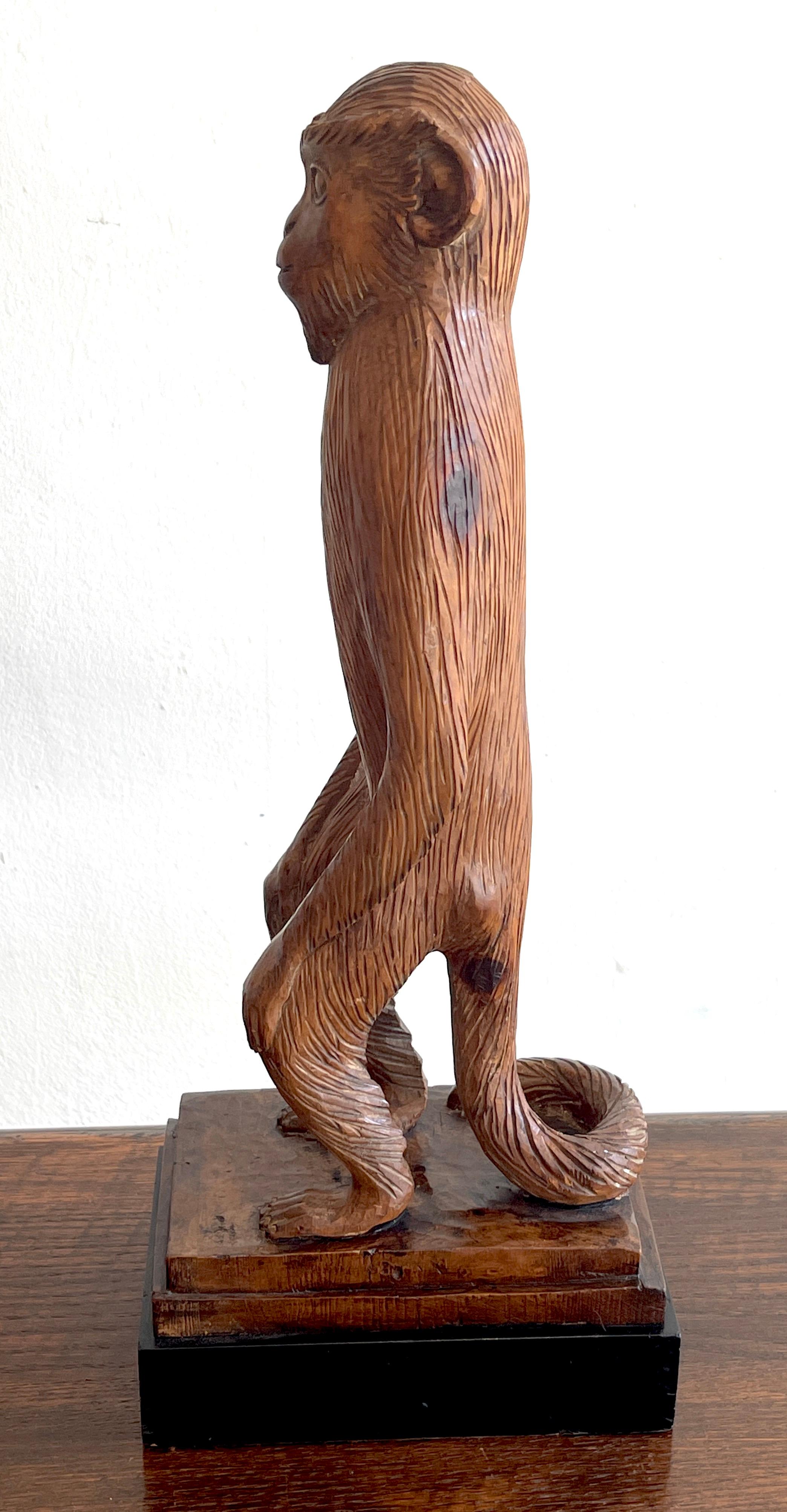 Französische moderne geschnitzte Kiefernholzskulptur eines stehenden Affen, modern im Angebot 4