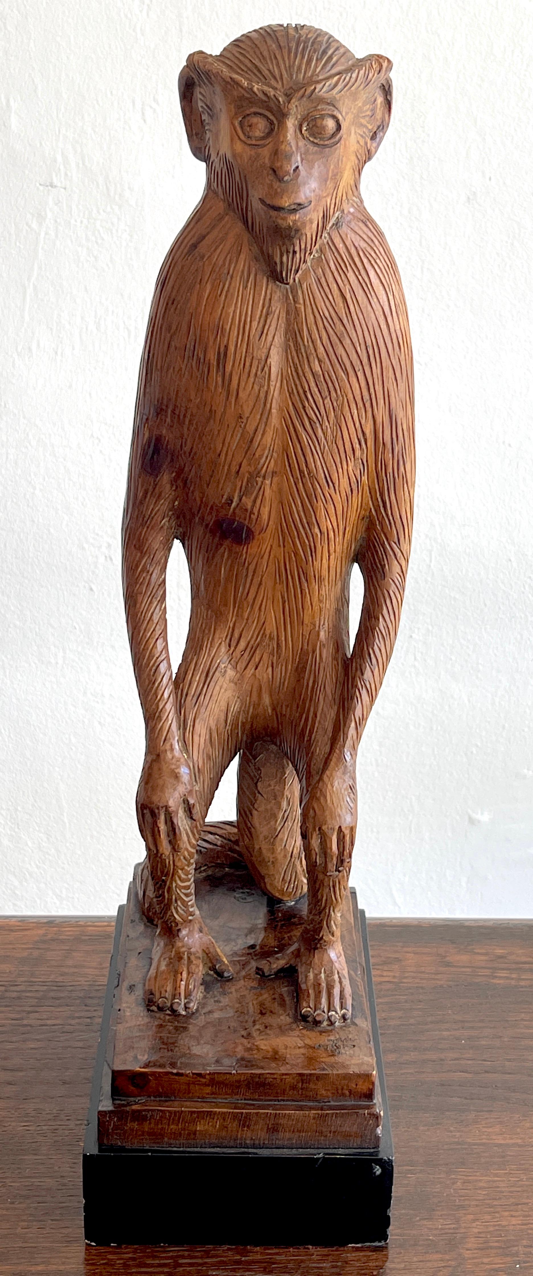 Französische moderne geschnitzte Kiefernholzskulptur eines stehenden Affen, modern
Eine gut geschnitzte Figur eines kauernden Affen, dessen Arme auf den Beinen ruhen. 
Steht auf einem Sockel aus ebonisiertem Holz.
       