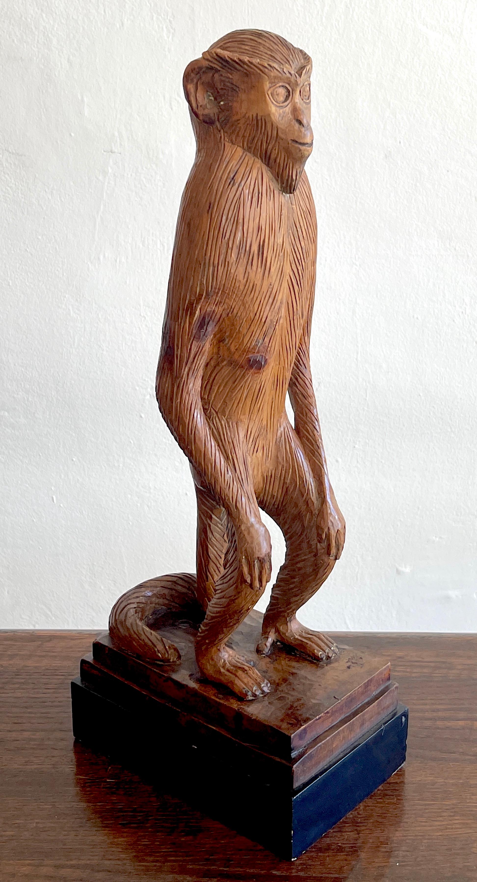 Französische moderne geschnitzte Kiefernholzskulptur eines stehenden Affen, modern (Moderne) im Angebot