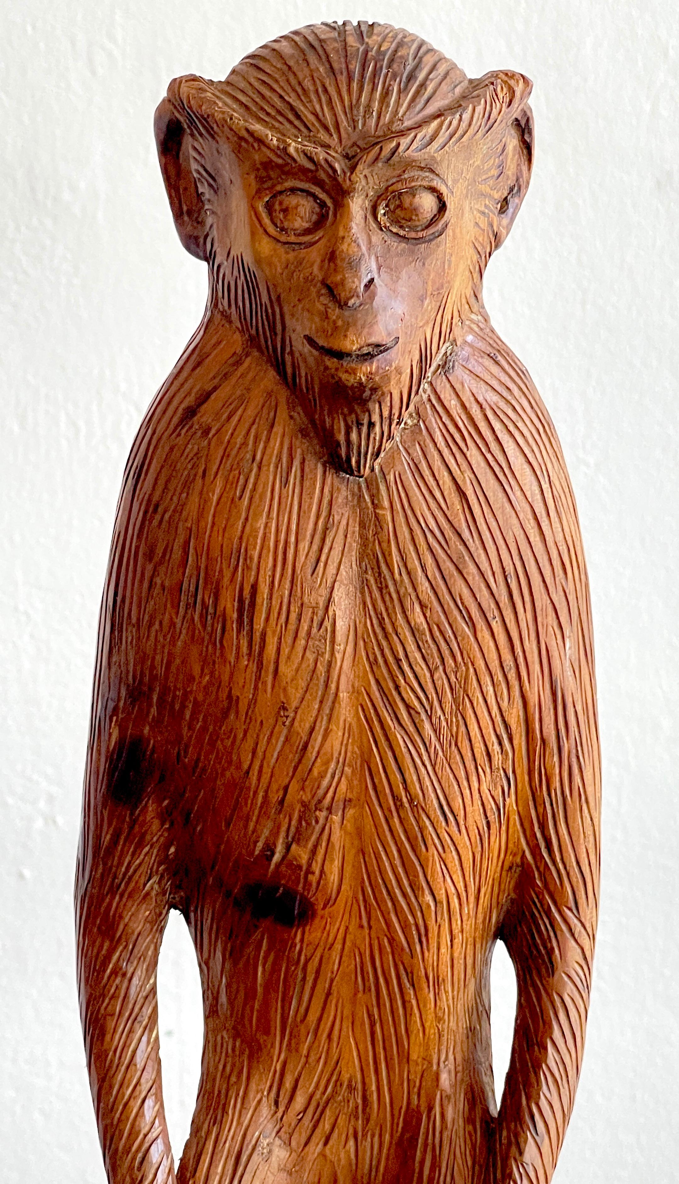 Französische moderne geschnitzte Kiefernholzskulptur eines stehenden Affen, modern (Handgeschnitzt) im Angebot