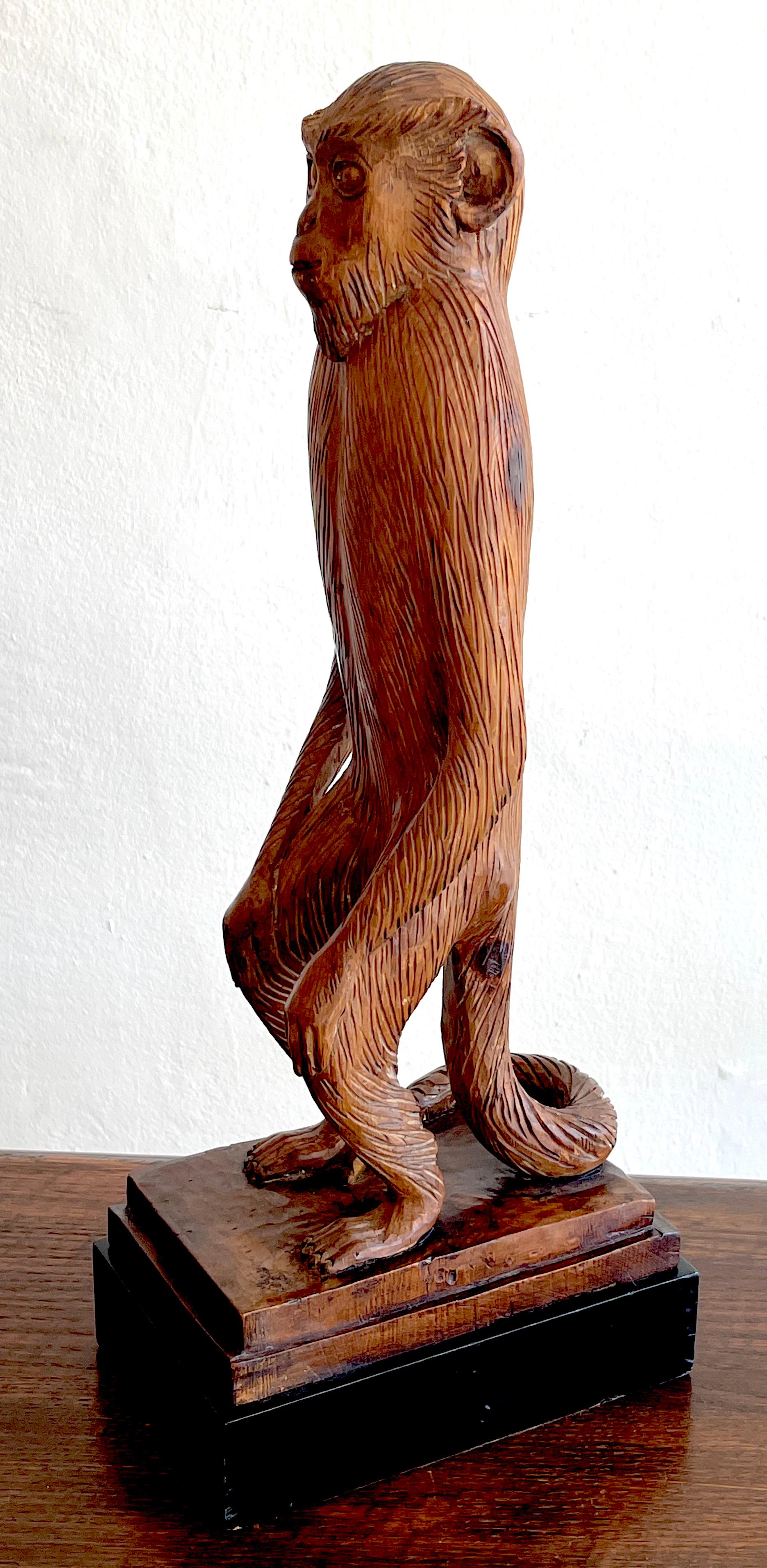 Sculpté à la main Sculpture moderne française en pin sculpté représentant un singe debout en vente