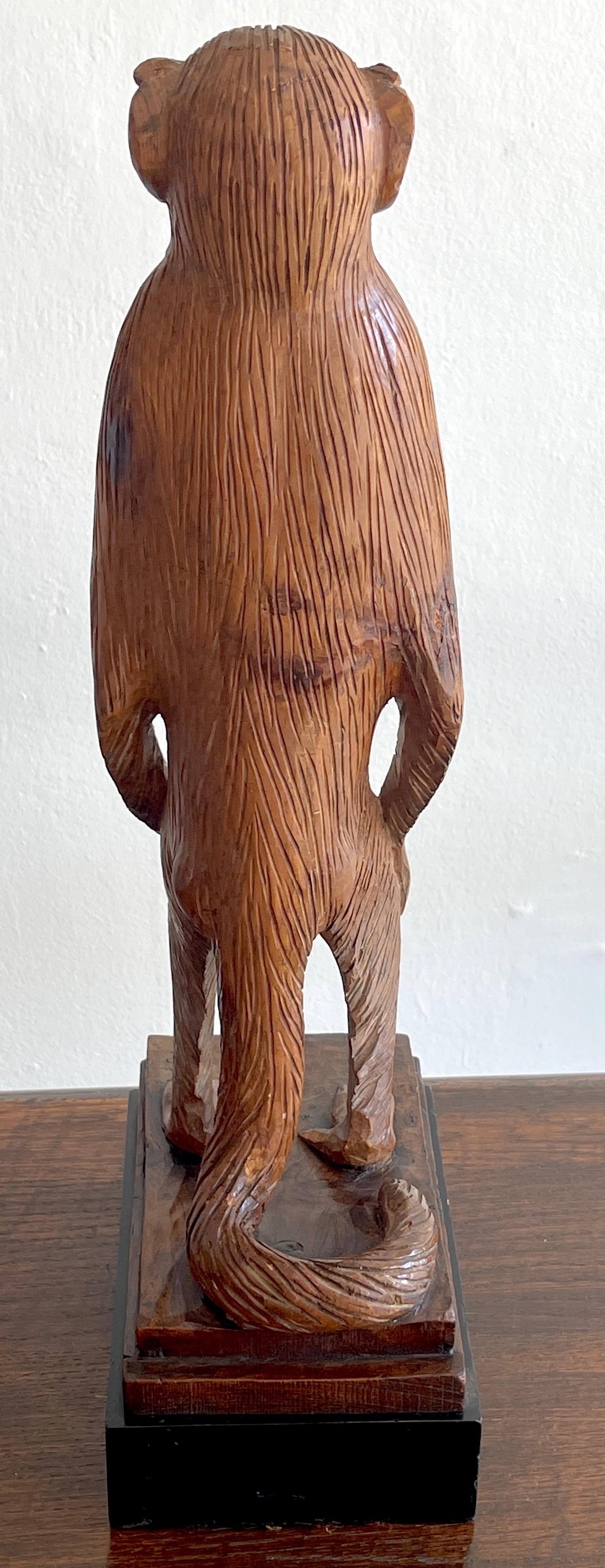 Französische moderne geschnitzte Kiefernholzskulptur eines stehenden Affen, modern im Angebot 1