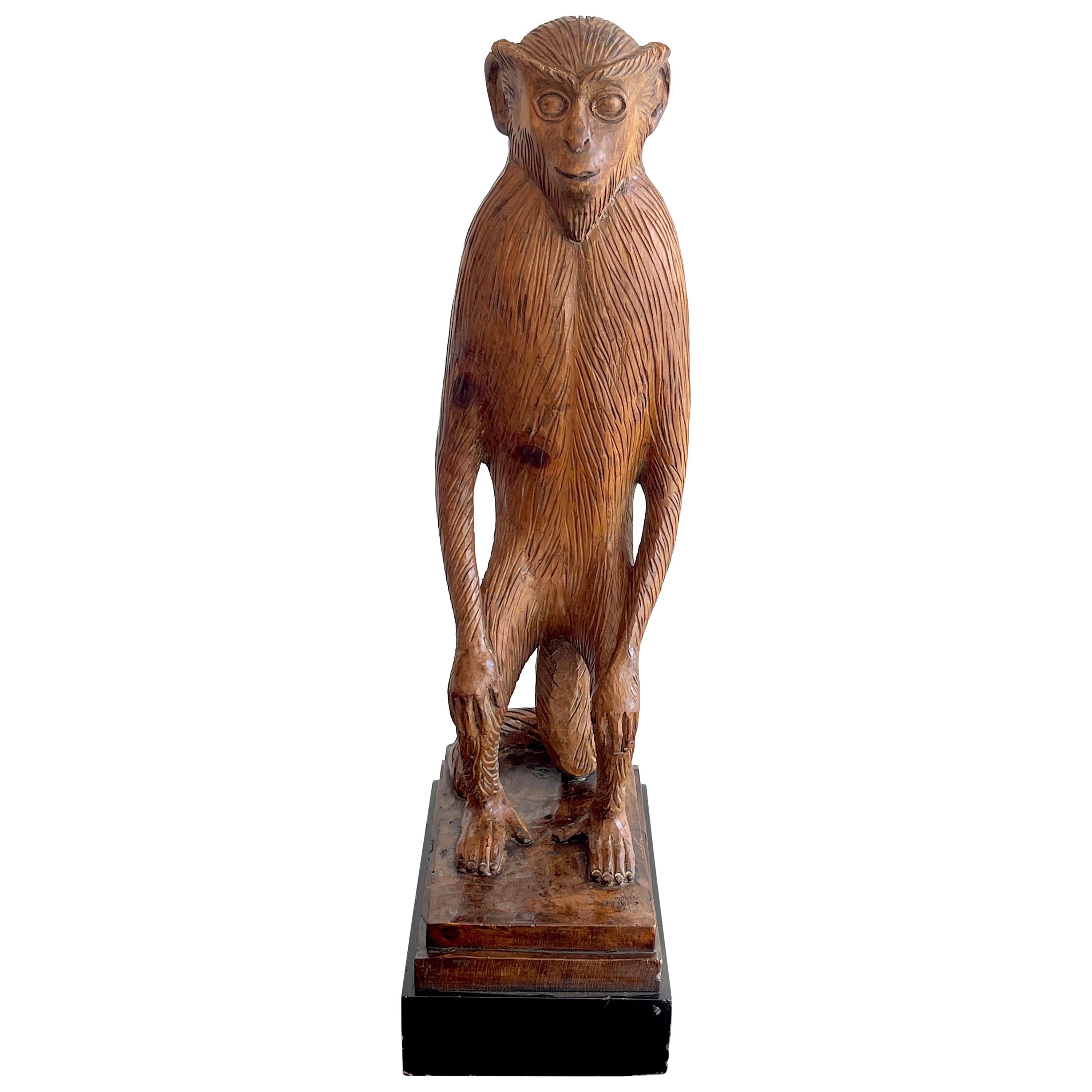 Französische moderne geschnitzte Kiefernholzskulptur eines stehenden Affen, modern