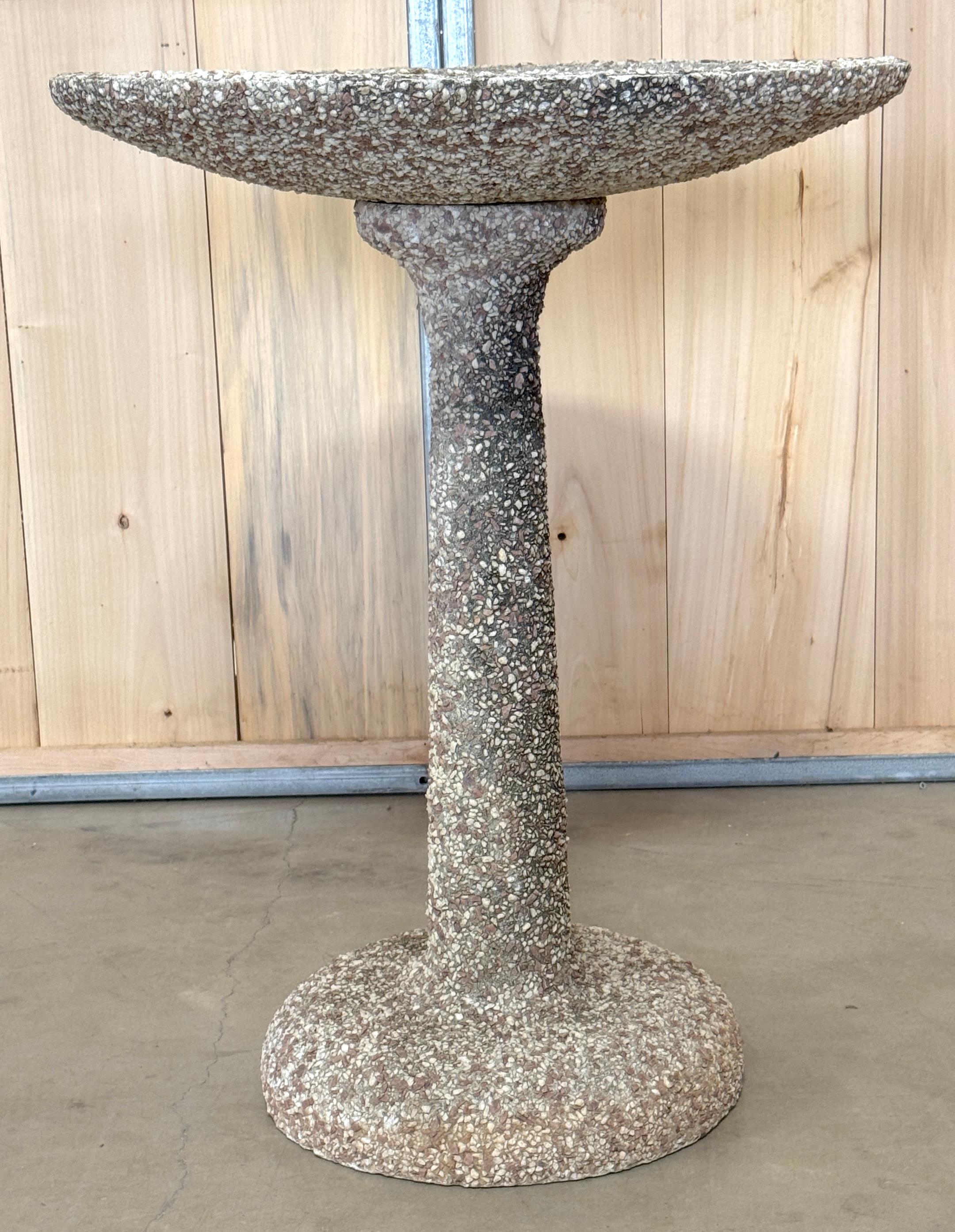 Fioriera francese moderna in pietra fusa con texture in pietra e ciottoli 
Francia, circa anni '50

Questa moderna vasca per uccelli o fioriera in pietra francese, realizzata in Francia negli anni '70, è un'opera di design.  anni '50, è un oggetto