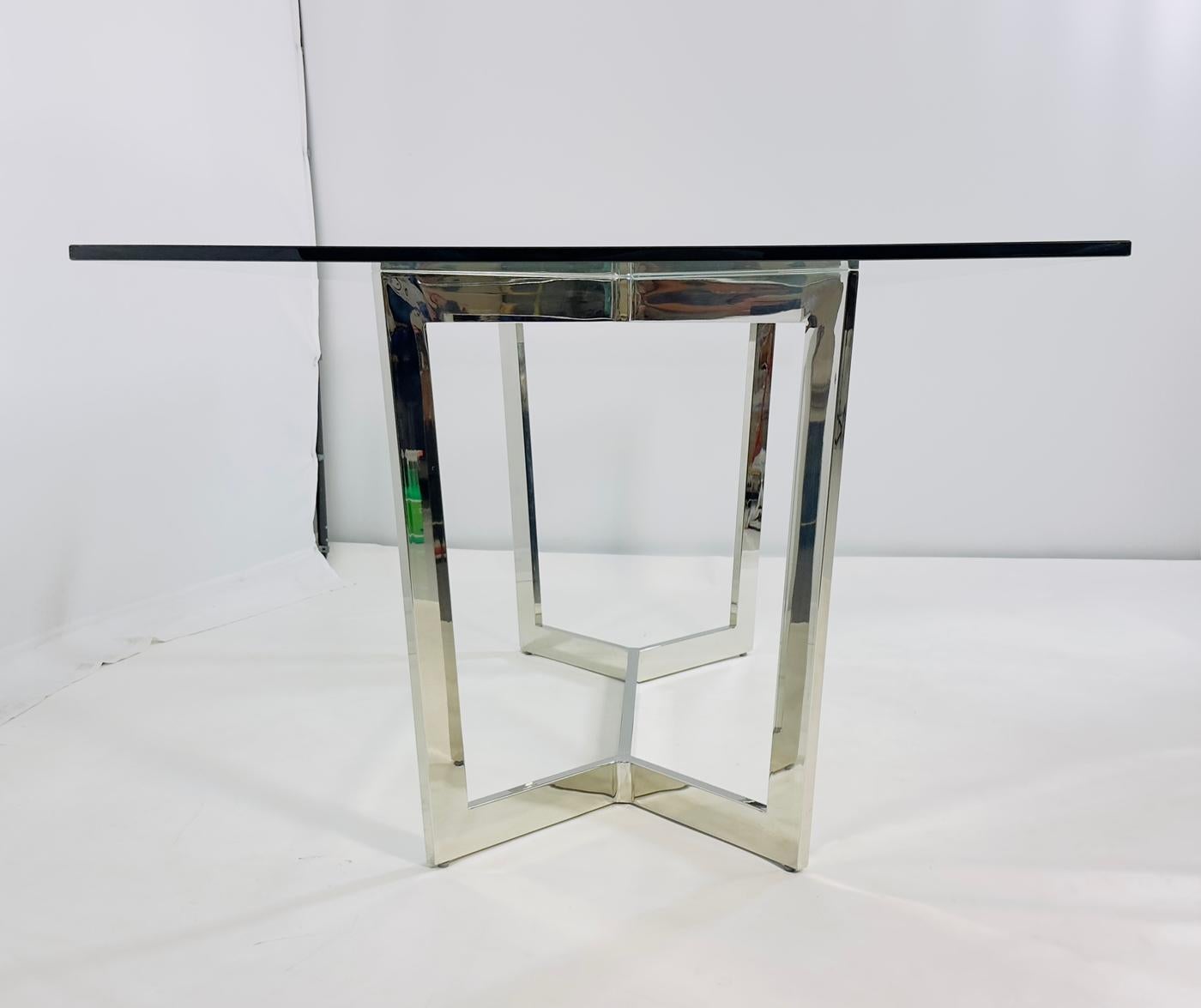 Mesa de Comedor Moderna Francesa de Cromo y Cristal al Estilo de Paul Legeard, S. XX en Bueno estado para la venta en Los Angeles, CA