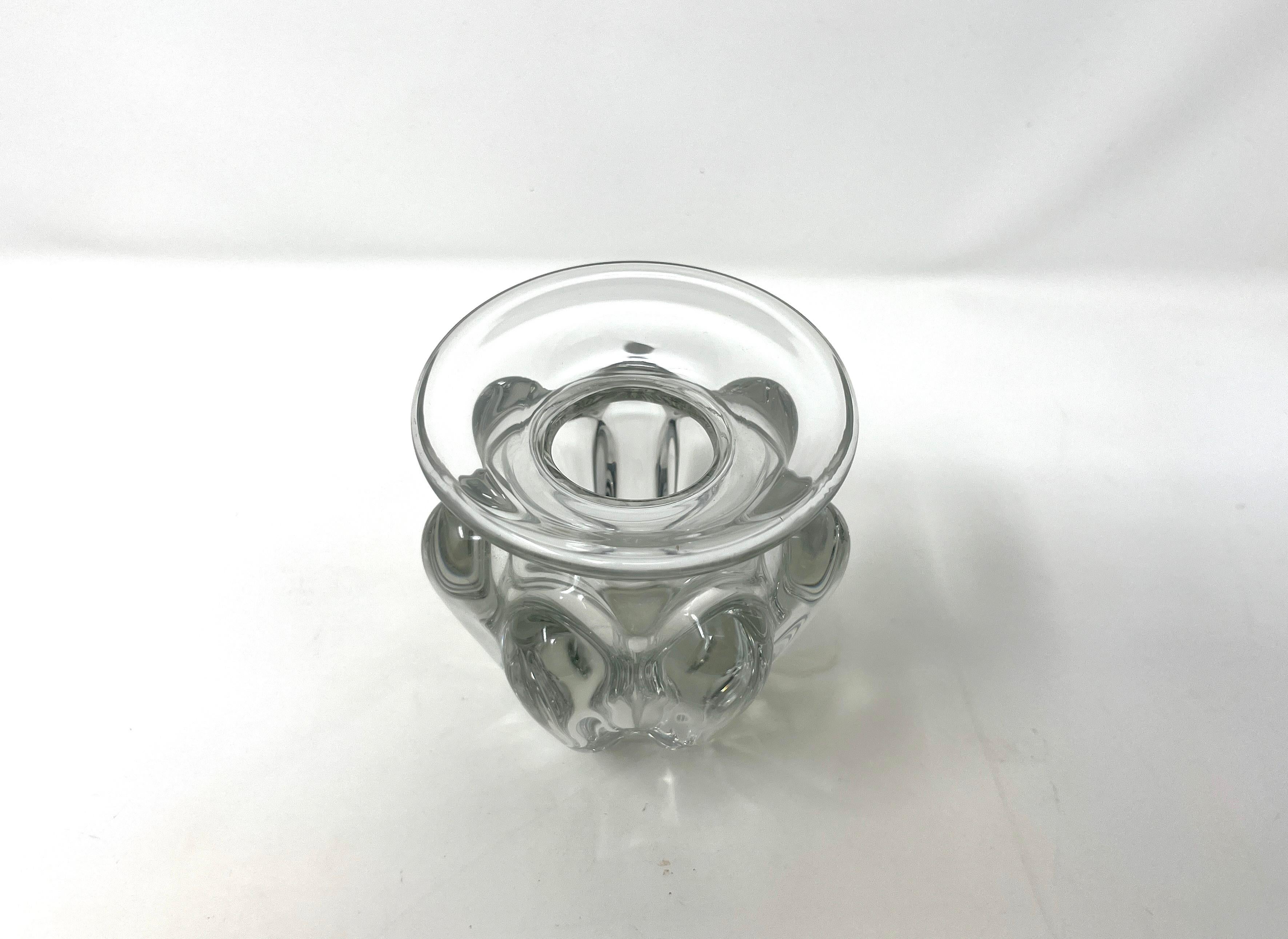 Einzigartige Vase aus klarem Kunstglas, hergestellt von Art Vannes in Frankreich um 1970 im Stil der Jahrhundertmitte (Mid-Century Modern). Eine schöne, gedrungene und schwere Vase mit dicken, gerippten Seiten und einem großen, runden, flachen Rand.
