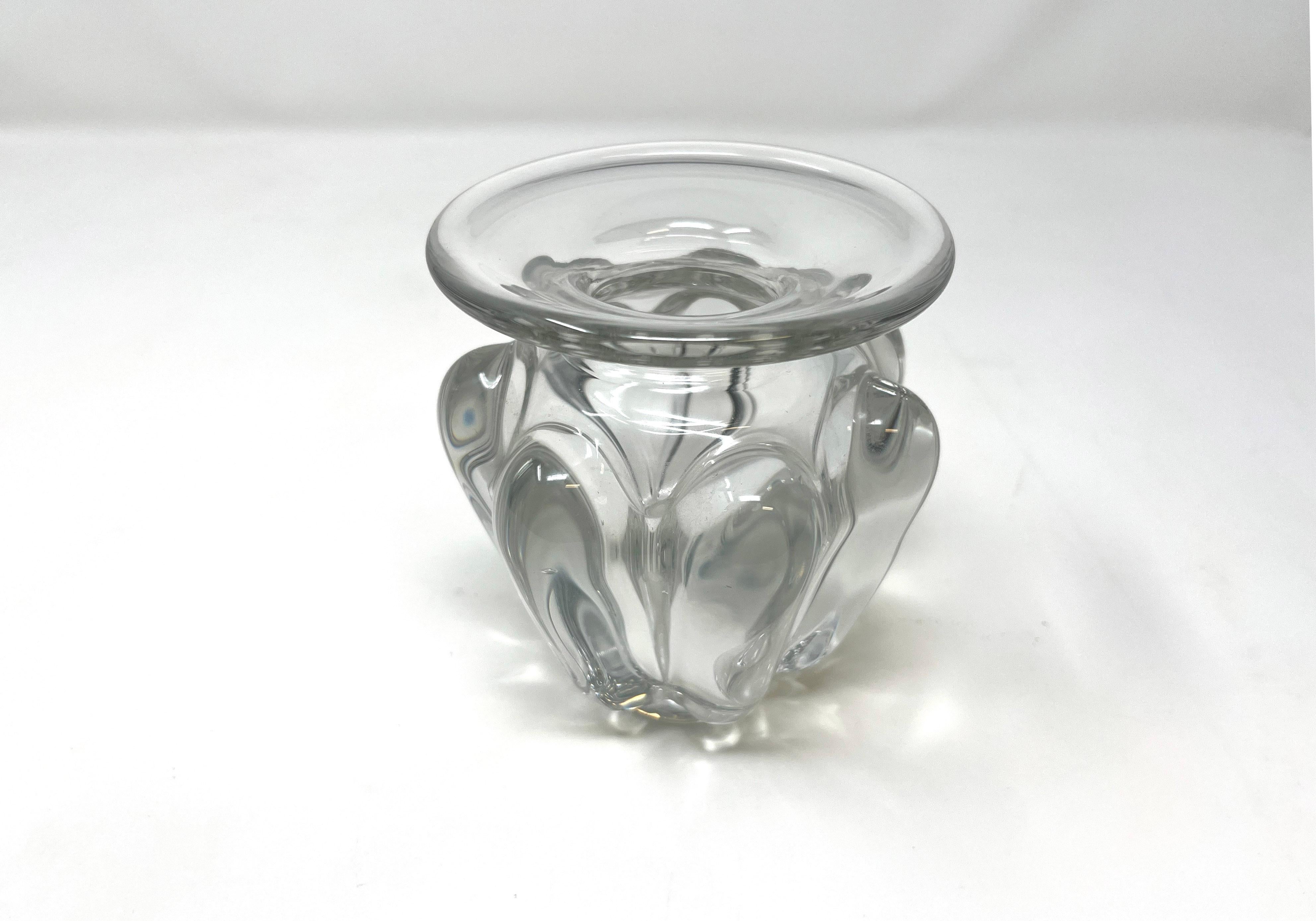 French Modern Clear Art Glass Vase by Art Vannes, Midcentury Modern Bud Vase In Excellent Condition For Sale In Chicago, IL