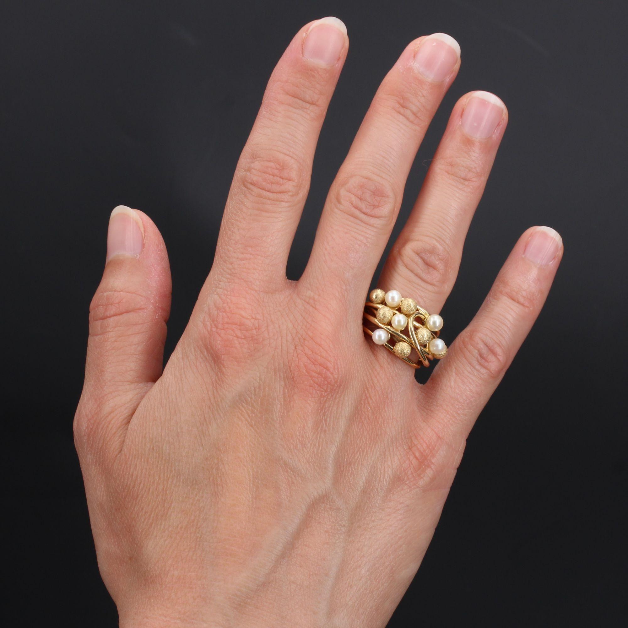 Ring in 18 karat yellow gold, eagle head hallmark.
Domed, this gold ring is made of 5 openwork gold threads whose top is strewn with cultured pearls white orient, and amati gold pearls.
Diameter of cultured pearls : 3.5/4 mm approximately.
Height :