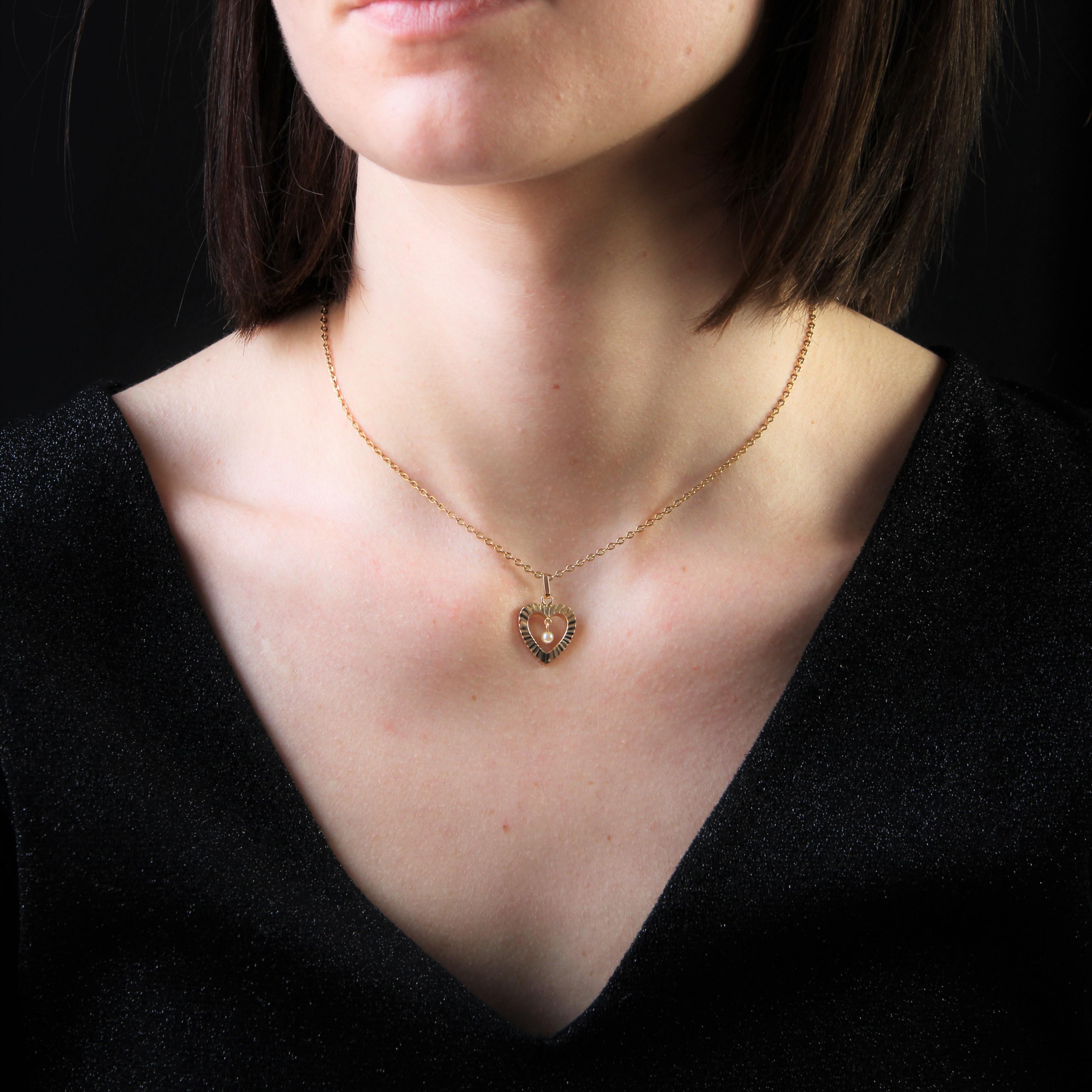 Pendant in 18 karat yellow gold, eagle head hallmark.
This second- hand pendant forms a heart in yellow gold striated holding in its center in pampille a cultured pearl.
Pendant sold alone without the chain of presentation.
Height : 2,5 cm