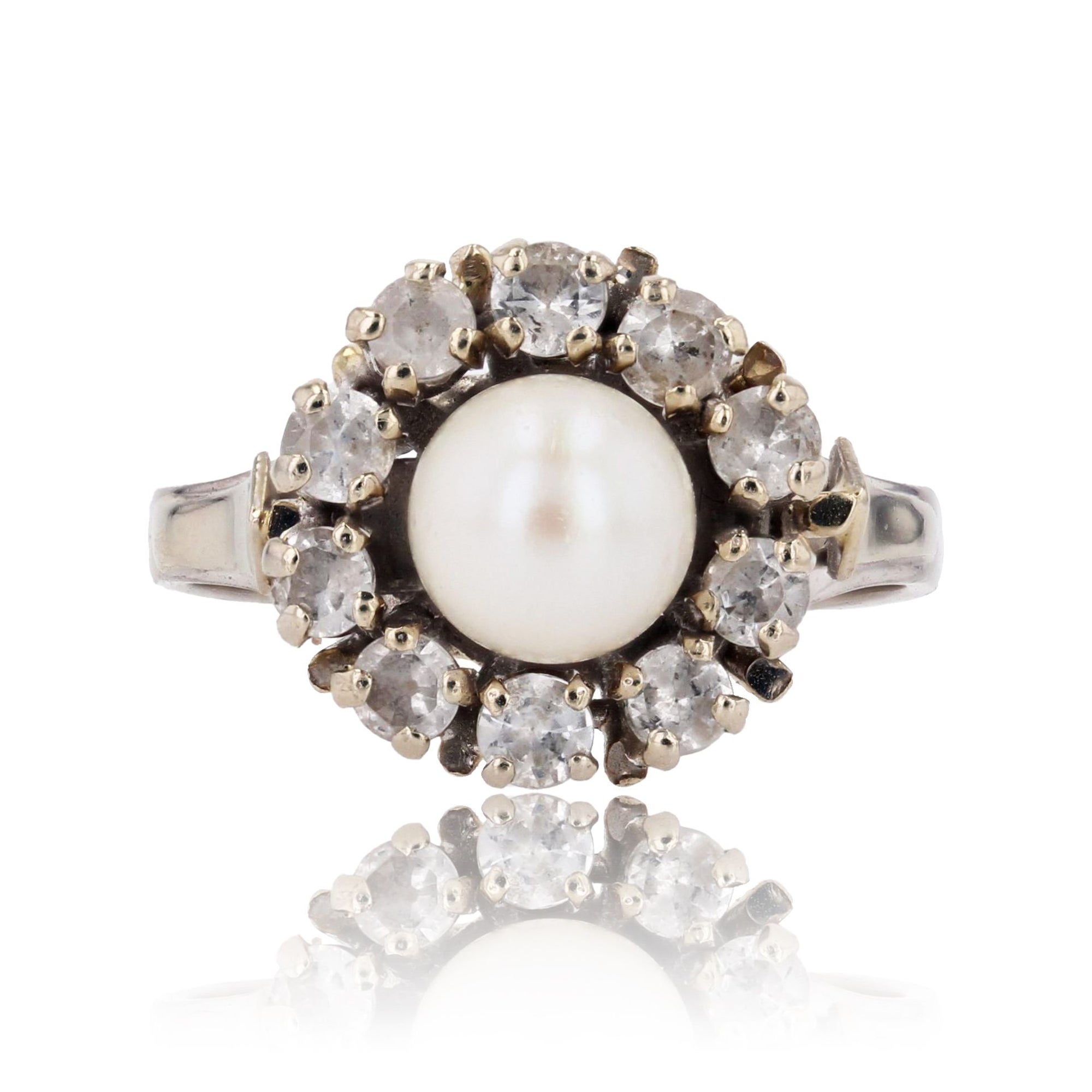 Bague marguerite moderne française en or blanc 18 carats avec perles de culture et saphirs blancs en vente