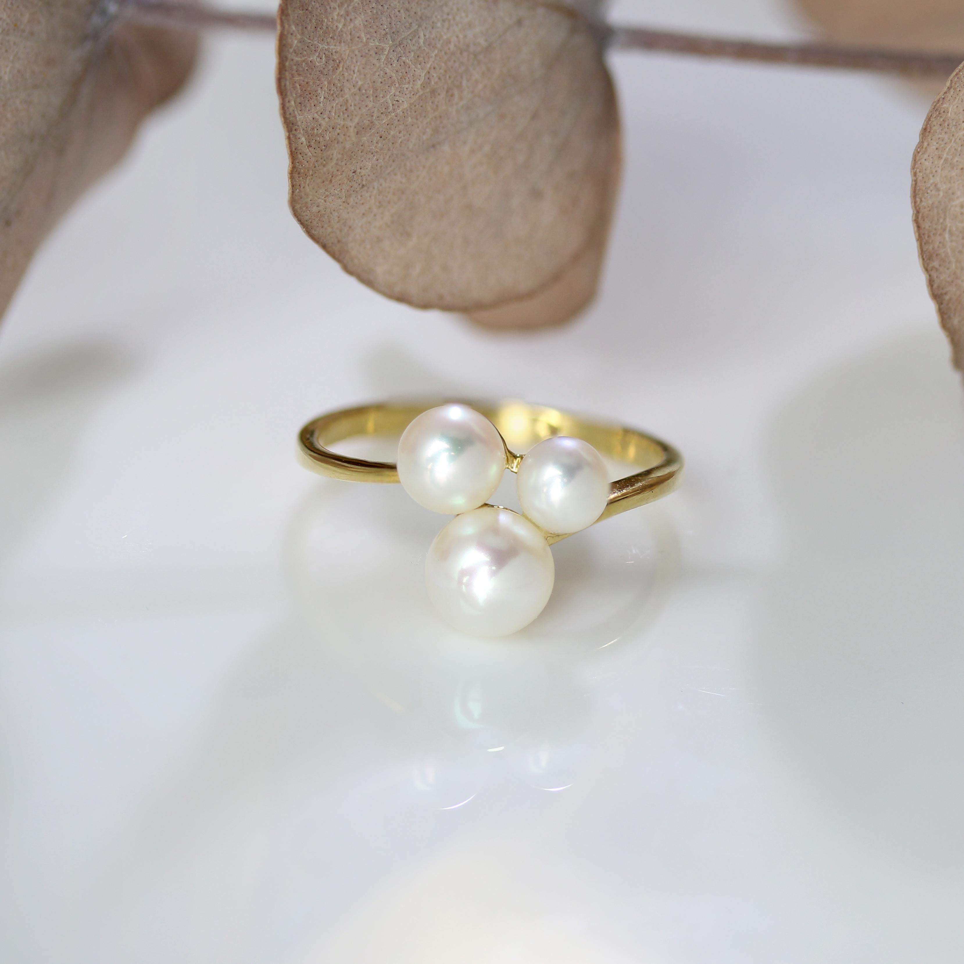 Moderno Anello Trio moderno francese con perle coltivate in oro giallo 18 carati in vendita