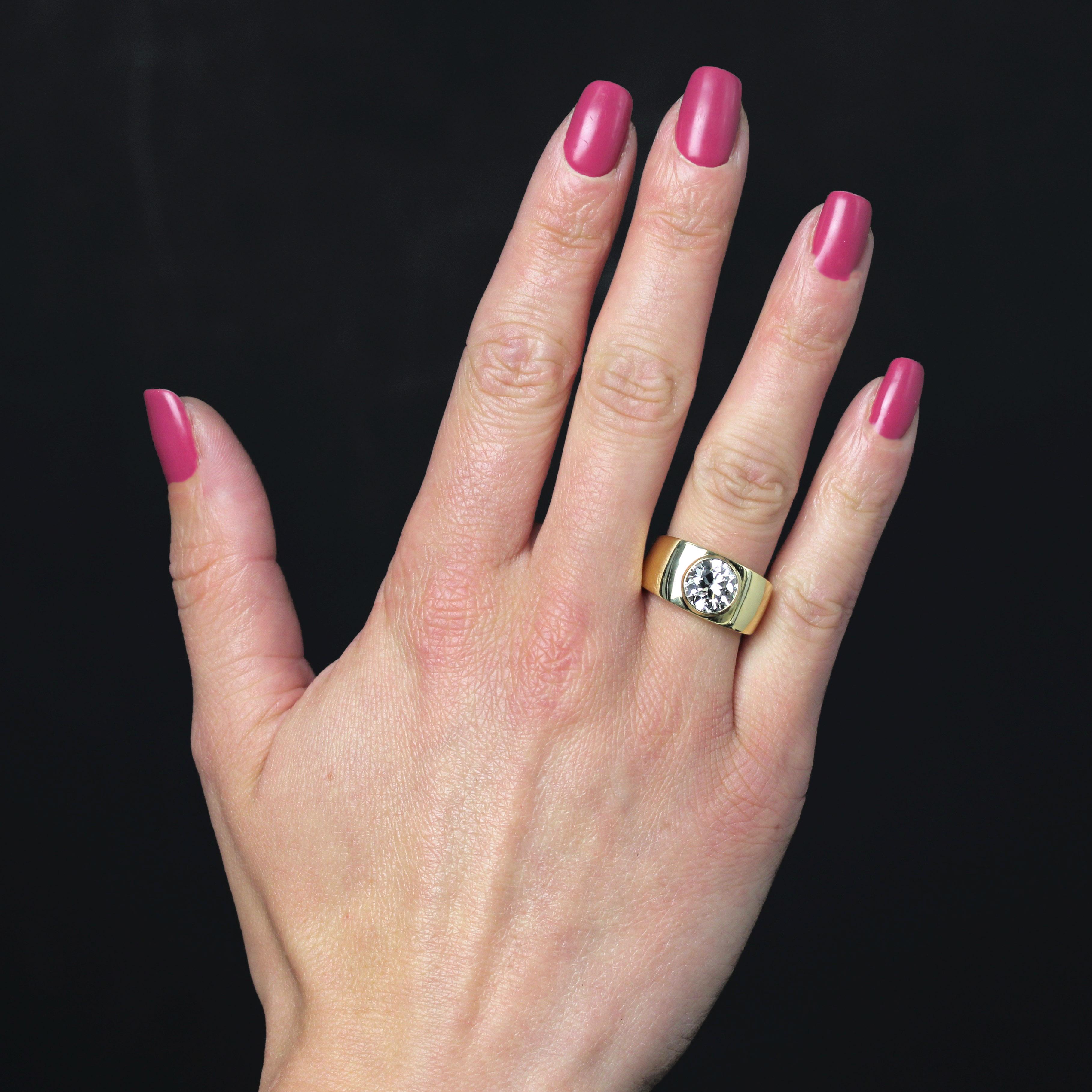 Ring in 18 karat yellow gold, eagle head hallmark.
This voluminous ring is formed by a slightly domed drop-ring set with a brilliant-cut antique diamond.
Weight of the diamond : 2,25 carat approximately. Estimated quality IJ-VS.
Height : 10.4 mm,