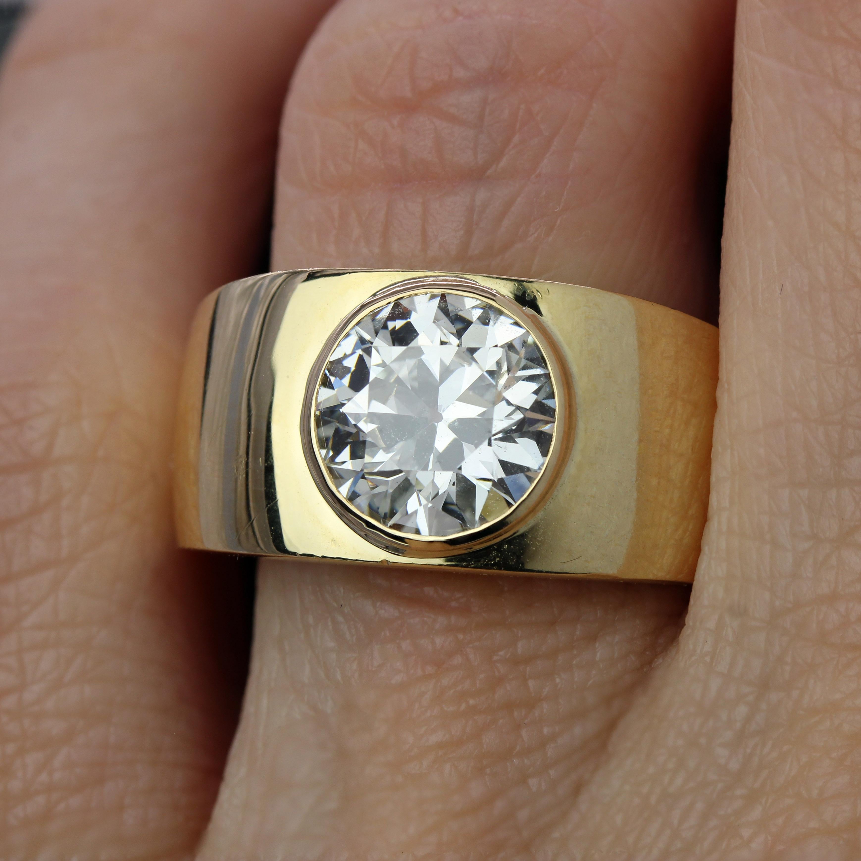 French Modern Diamond 18 Karat Yellow Gold Bangle Ring For Sale 1