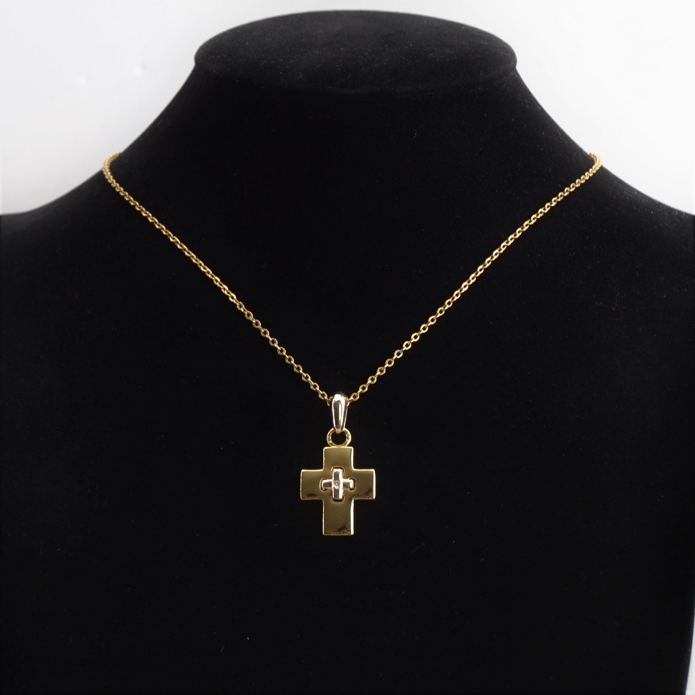 Moderne Pendentif croix moderne français en or jaune 18 carats et diamants en vente