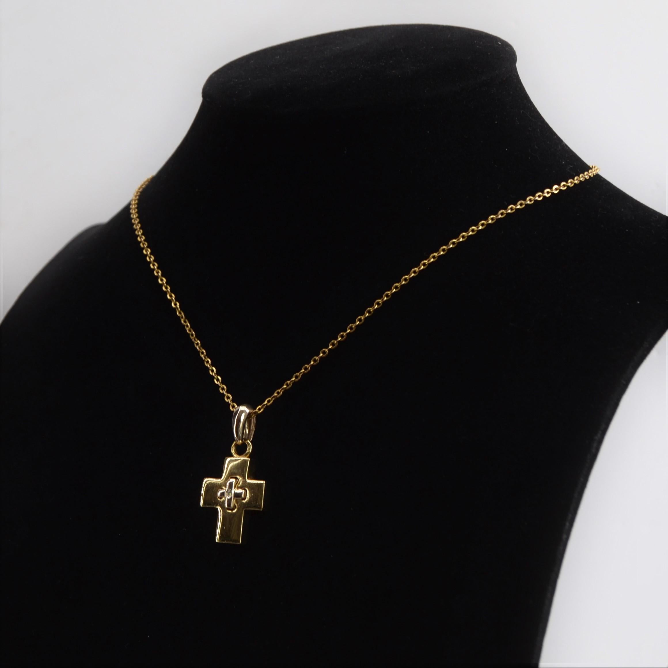 Taille brillant Pendentif croix moderne français en or jaune 18 carats et diamants en vente