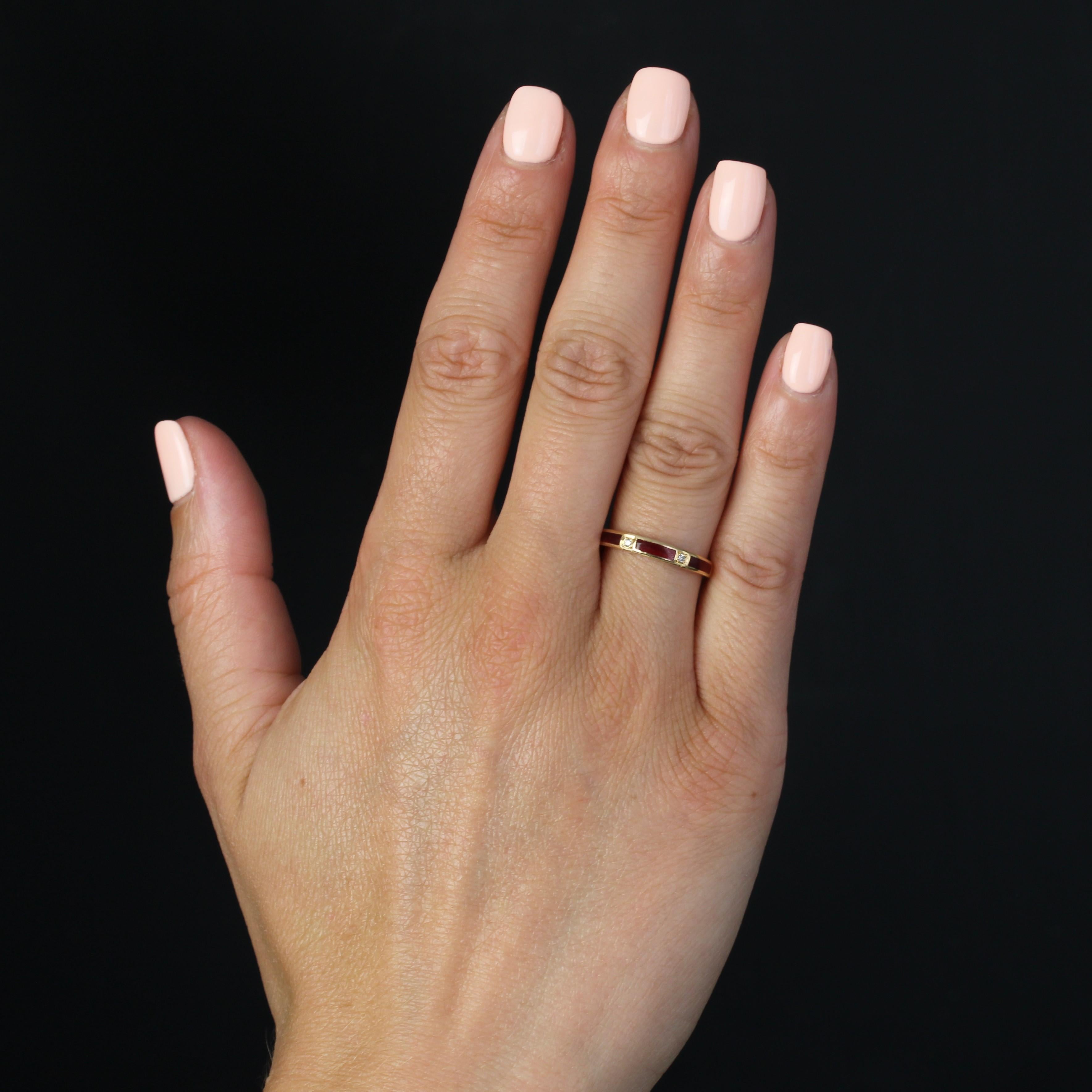 Ring aus 18 Karat Gelbgold, Adlerkopfpunze.
Ein reizvoller Ring aus Gelbgold mit 3 roten Emaille-Rechtecken auf der Oberseite, die von zwei Diamanten in einer geschlossenen Fassung unterstrichen werden.
Höhe: ca. 3 mm, Dicke: ca. 2,1 mm, Ringbreite