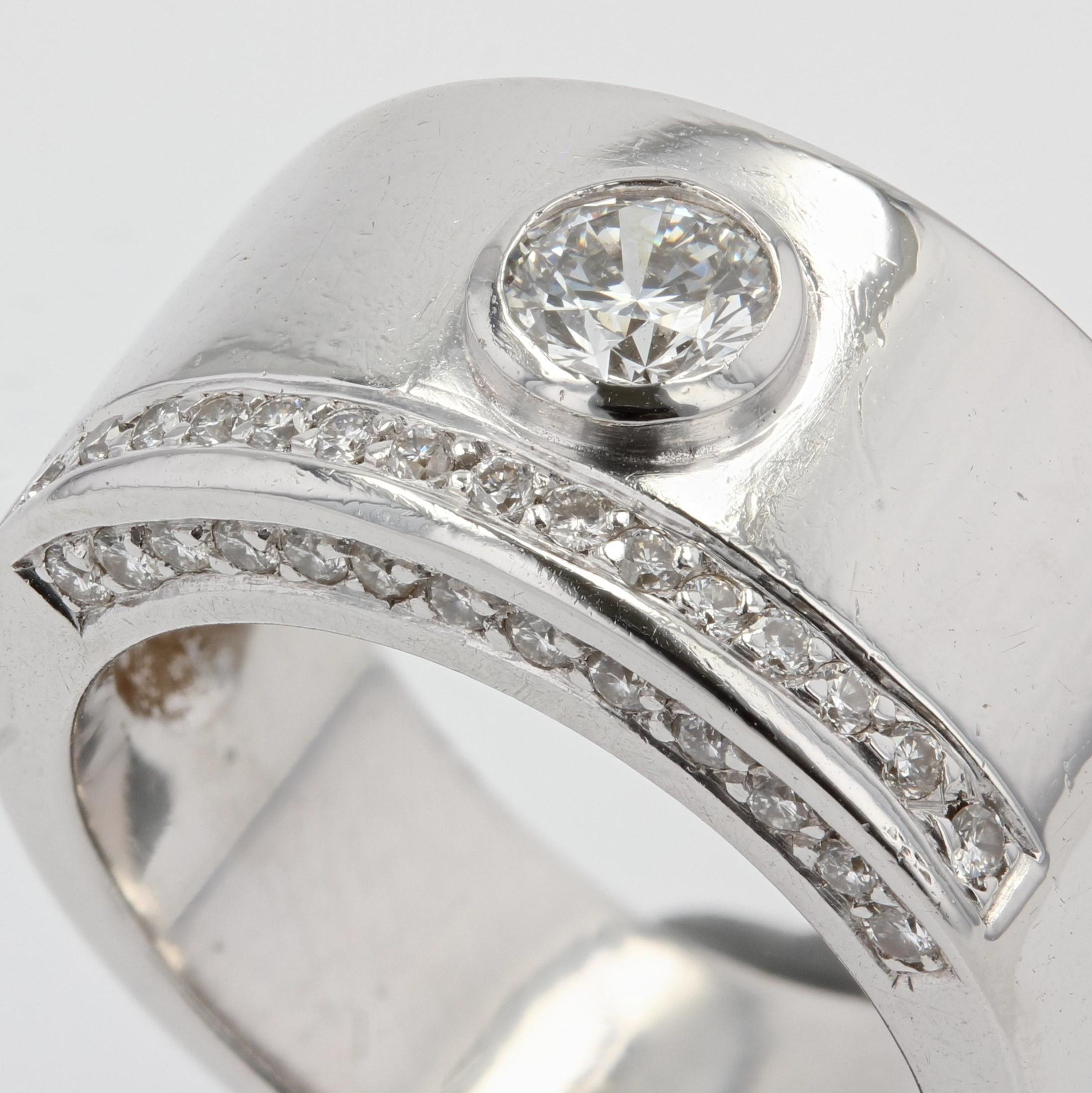 Bague jonc moderne franaise en or blanc 18 carats et diamants en vente 1