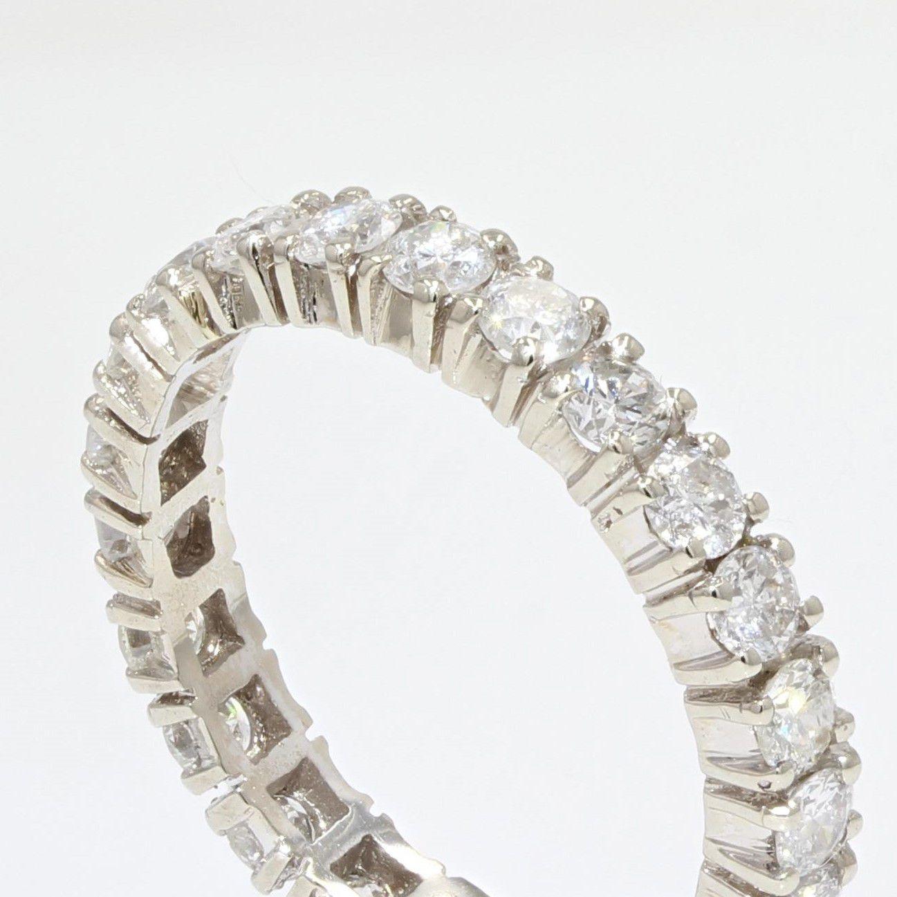 Taille brillant Anneau de mariage en or blanc 18 carats et diamants de style français moderne en vente