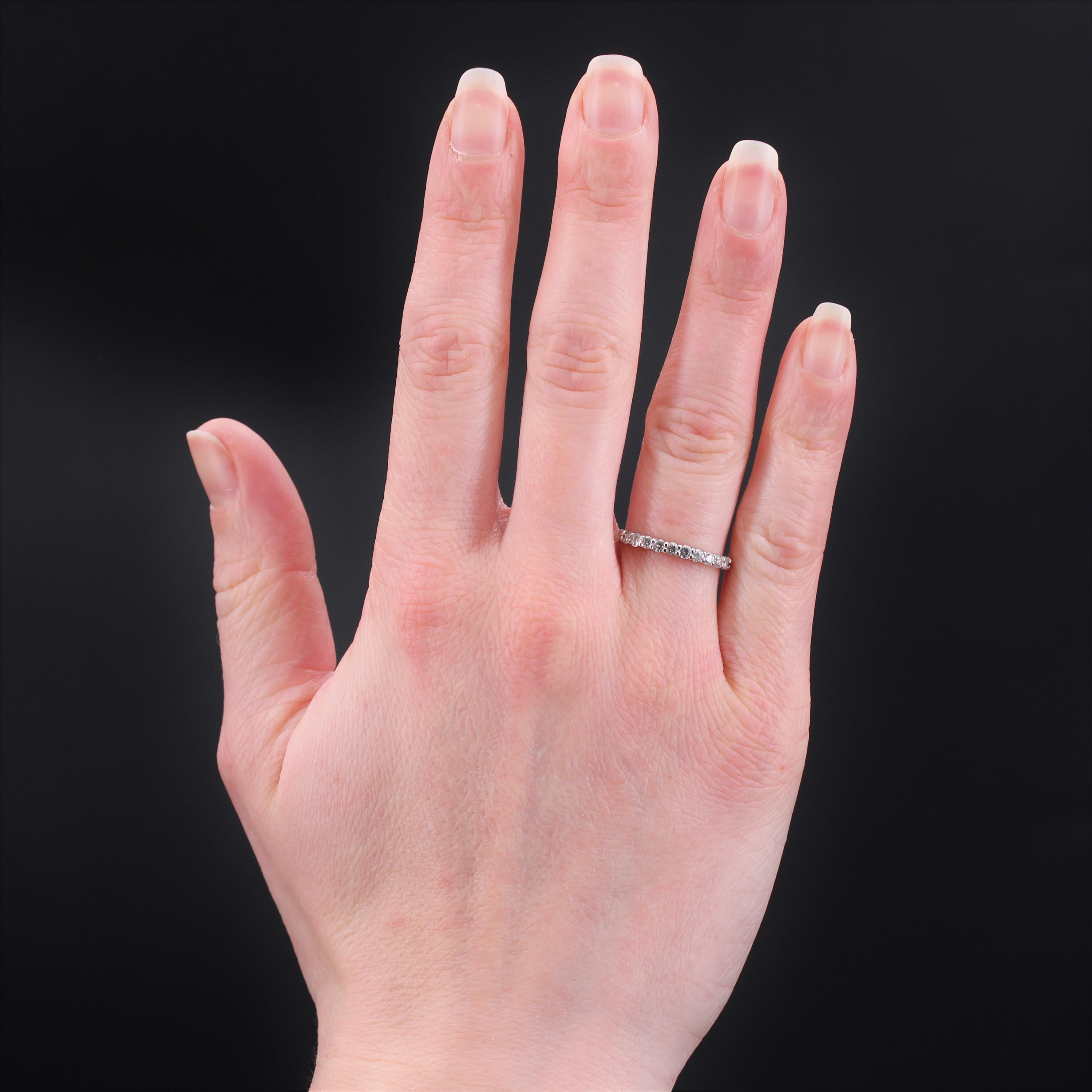 Ring aus 18 Karat Weißgold, Adlerkopfpunze.
Dünner Diamant-Halbring für die zweite Hand, der auf seiner Oberseite aus zehn modernen Diamanten mit Brillantschliff besteht, die mit Krallen gehalten werden.
Gesamtgewicht der Diamanten: ca. 0,30
