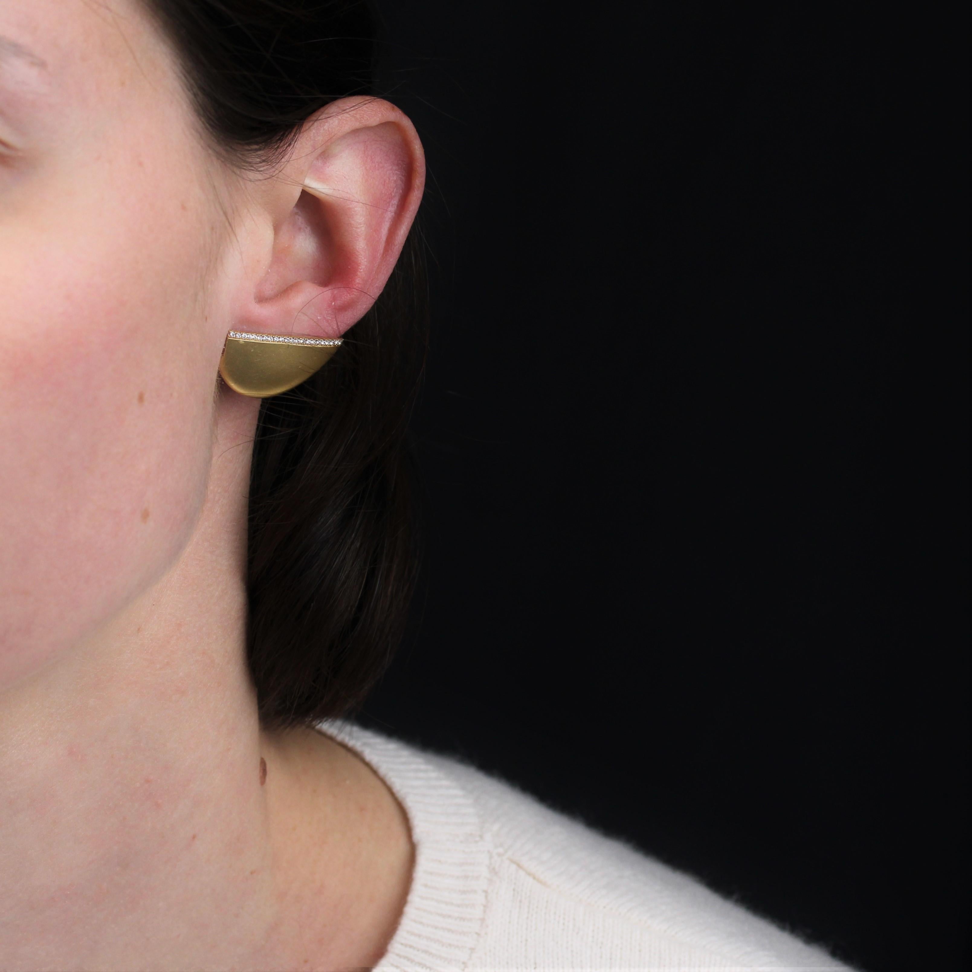 Für gepiercte Ohren.
Ohrringe aus 18 Karat Gelbgold, Adlerkopfpunze.
Originelle Ohrringe aus gebürstetem Gelbgold. Sie haben die Form des Ohrläppchens und sind jeweils mit einer Linie aus kleinen modernen Diamanten mit Brillantschliff verziert. Das