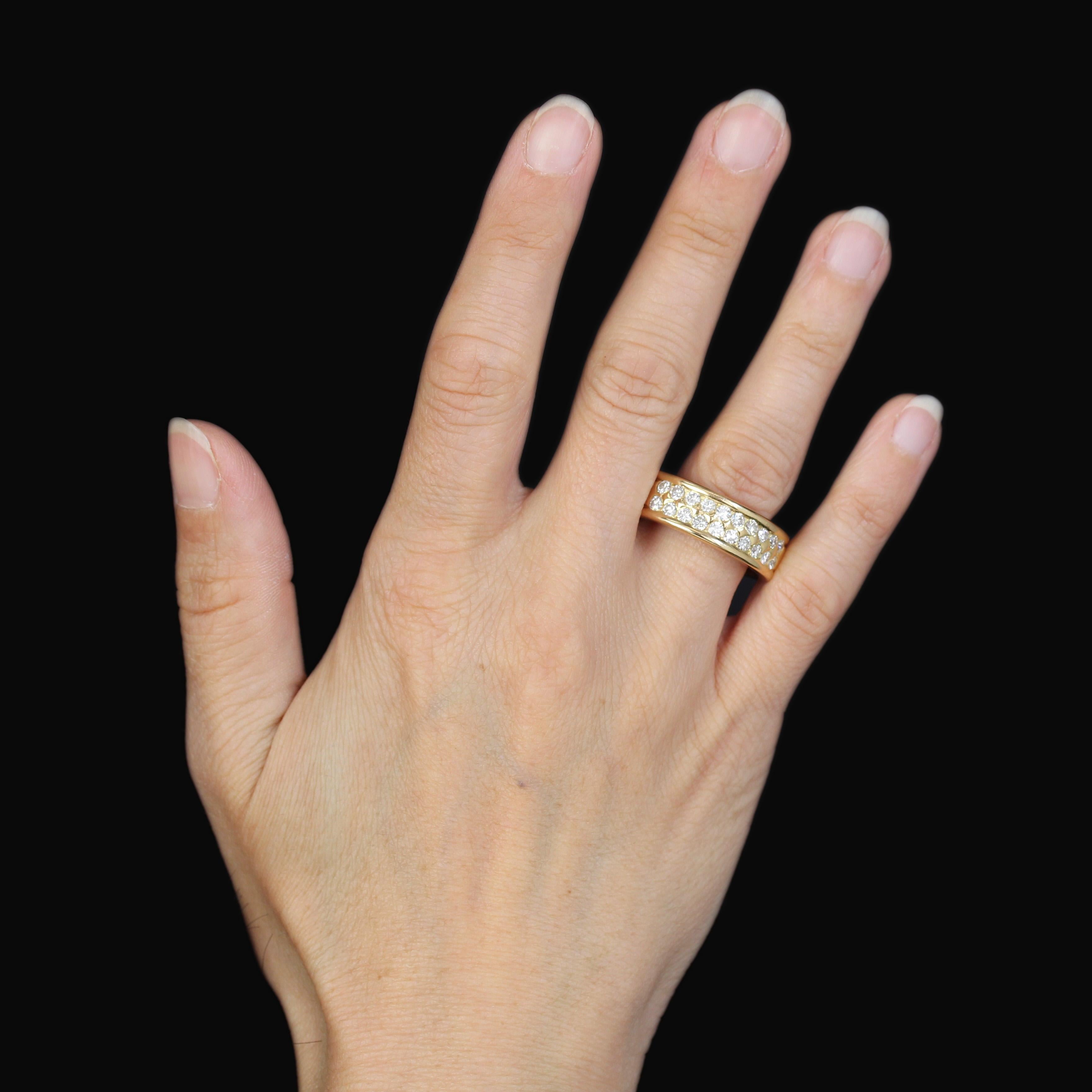 Anello in oro giallo 18 carati, punzone a testa d'aquila.
Importante fede in oro, è decorata sulla parte superiore da una doppia linea di 10 moderni diamanti taglio brillante. L'anello è dotato di un anello a molla che può essere rimosso in caso di