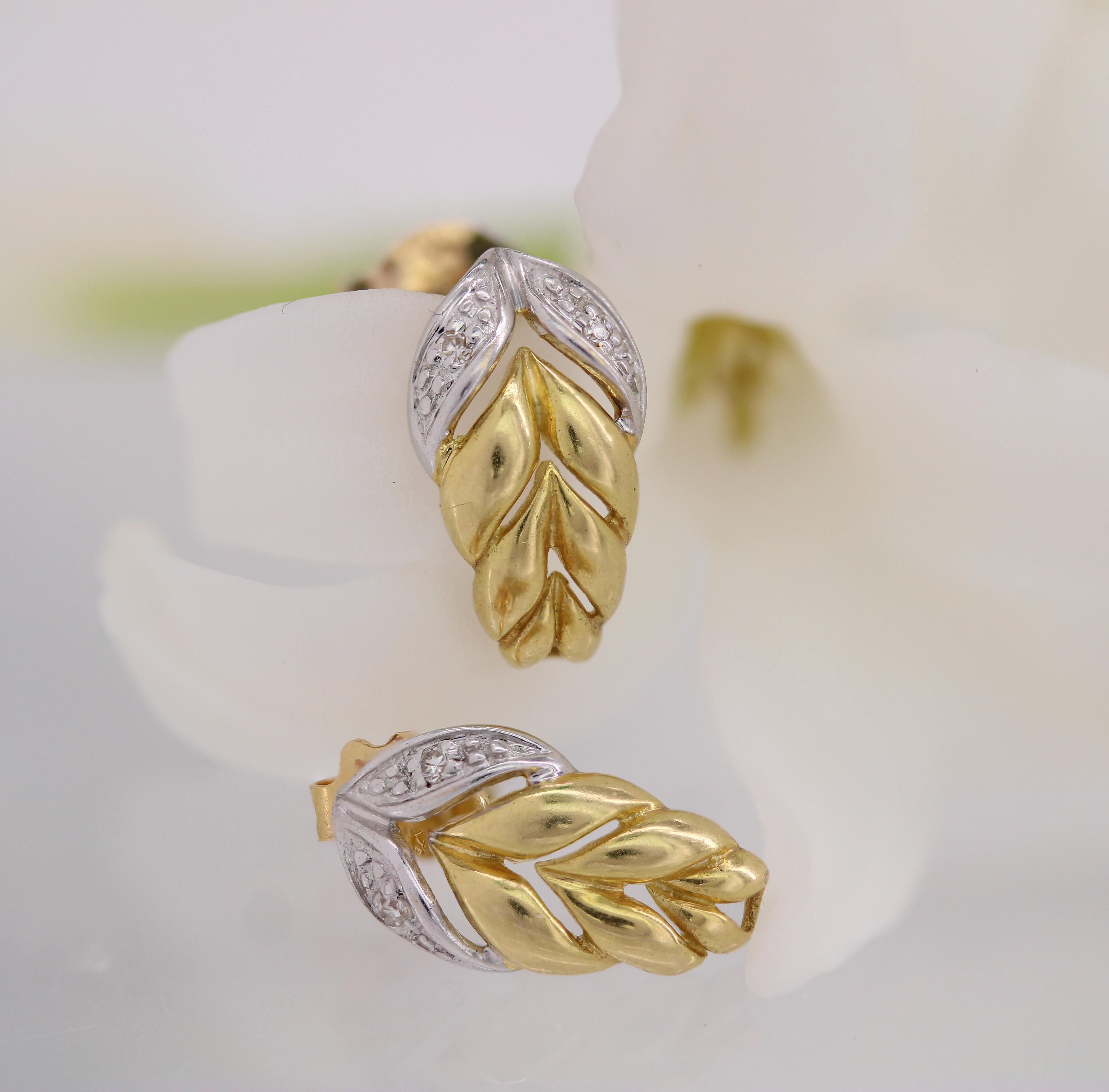 Moderno Orecchini a foglia in oro giallo 18 carati con diamanti moderni francesi in vendita