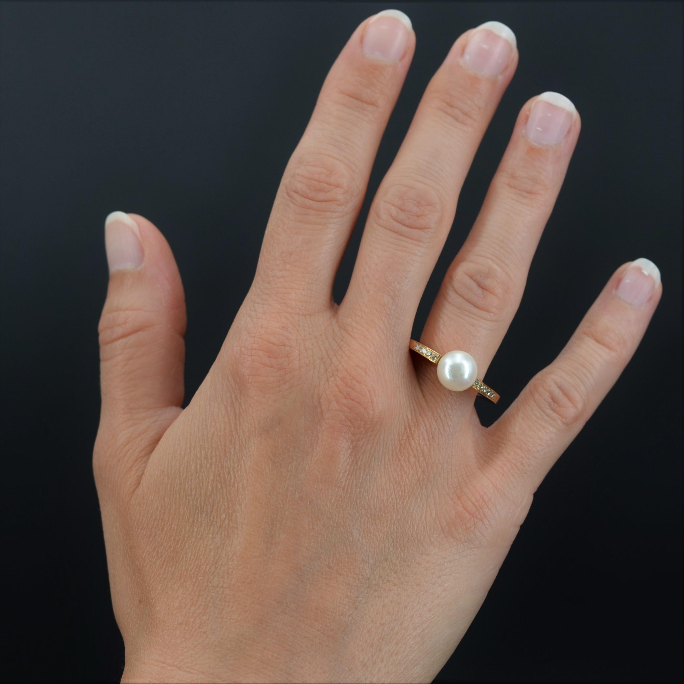 Ring in 18 karat yellow gold, eagle head hallmark.
This modern ring, presents a flat gold ring whose profile is widened on the top. A pearly white orient cultured pearl adorns it as well as 2x5 modern brilliant-cut diamonds on the start of the