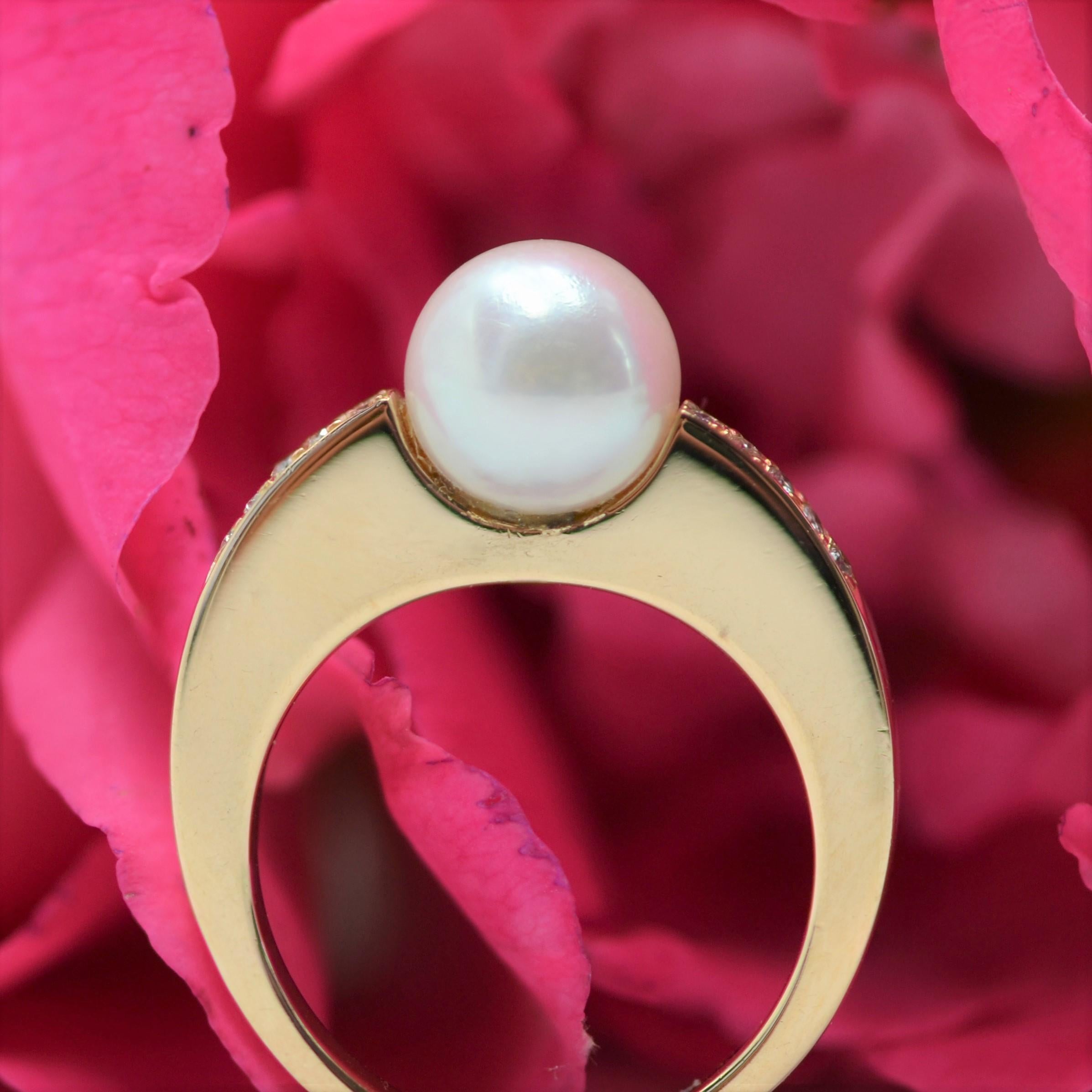 French Modern Diamonds Cultured Pearl 18 Karat Yellow Gold Flat Ring In Excellent Condition For Sale In Poitiers, FR