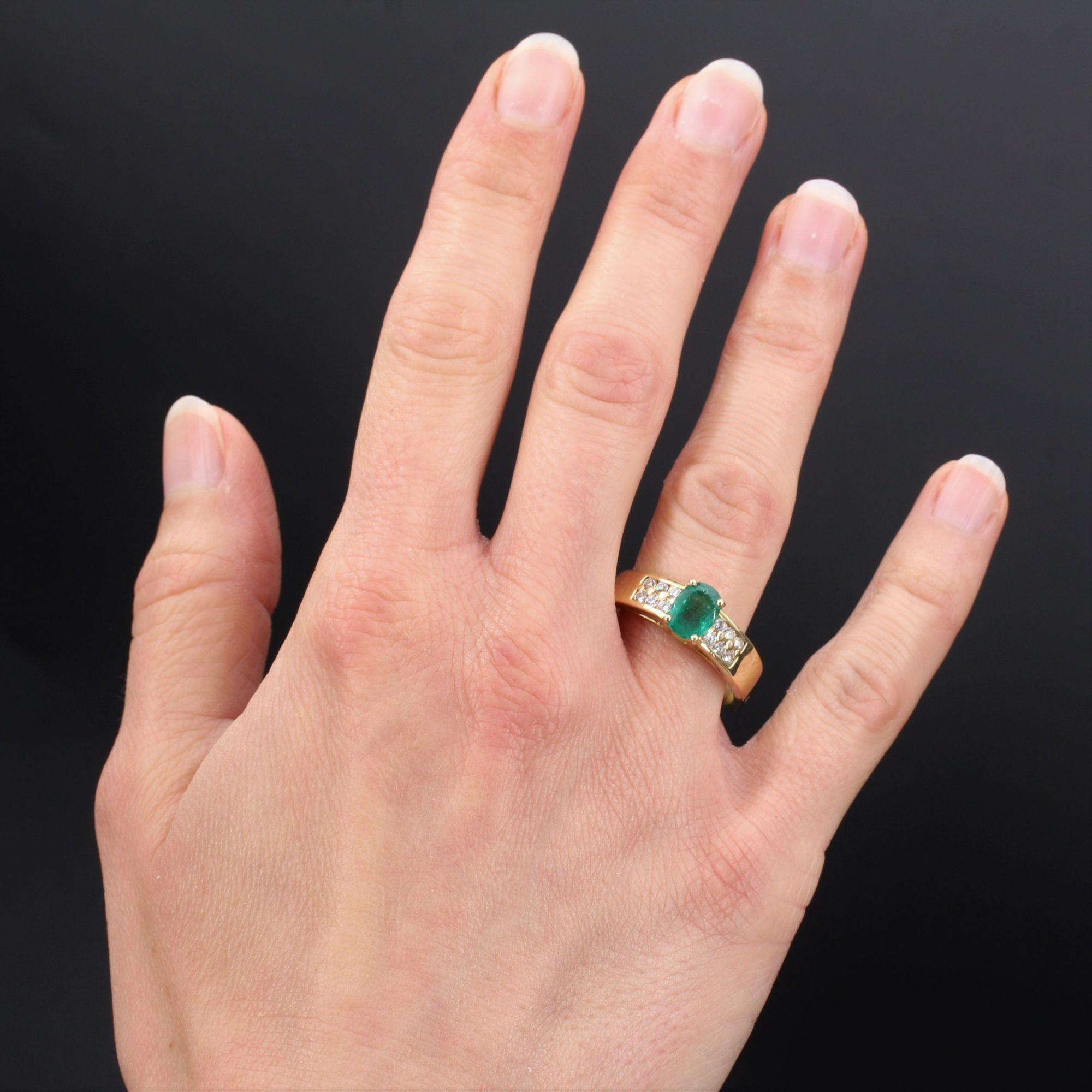 Ring in 18 karat yellow gold, eagle head hallmark.
Modern ring, it is decorated with an oval emerald retained with four claws, shouldered on both sides of 2x6 modern brilliant-cut diamonds.
Weight of the emerald : 0,85 carat approximately.
Total