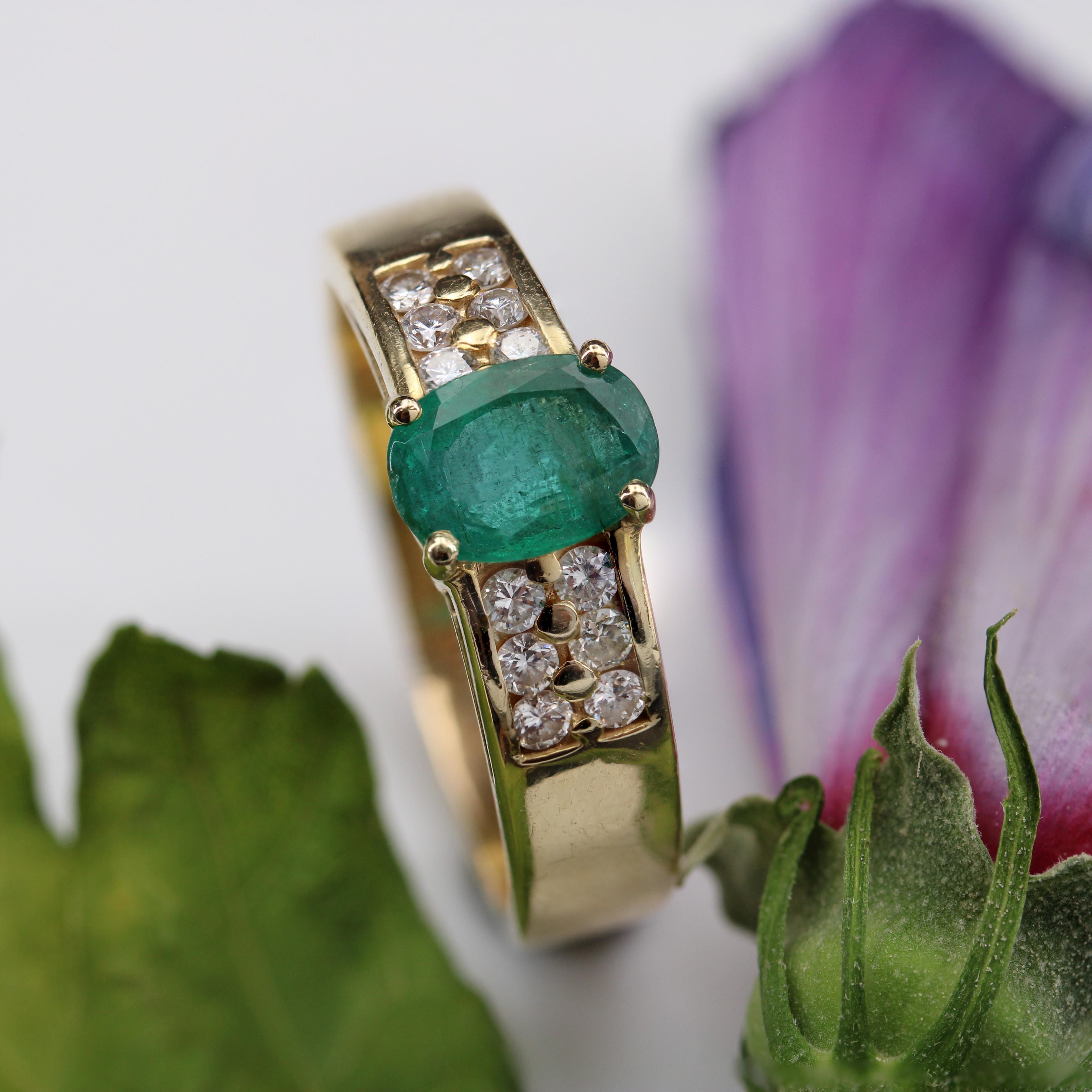 French Modern Emerald Diamond 18 Karat Yellow Gold Ring For Sale 2